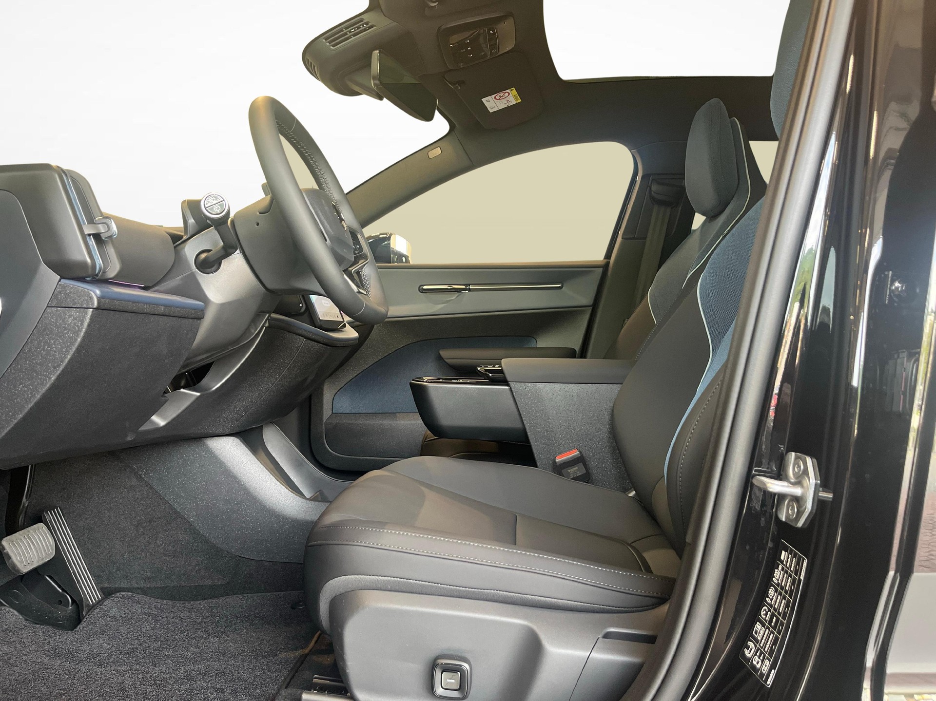 VOLVO EX30 P8 Ultra AWD-image-4