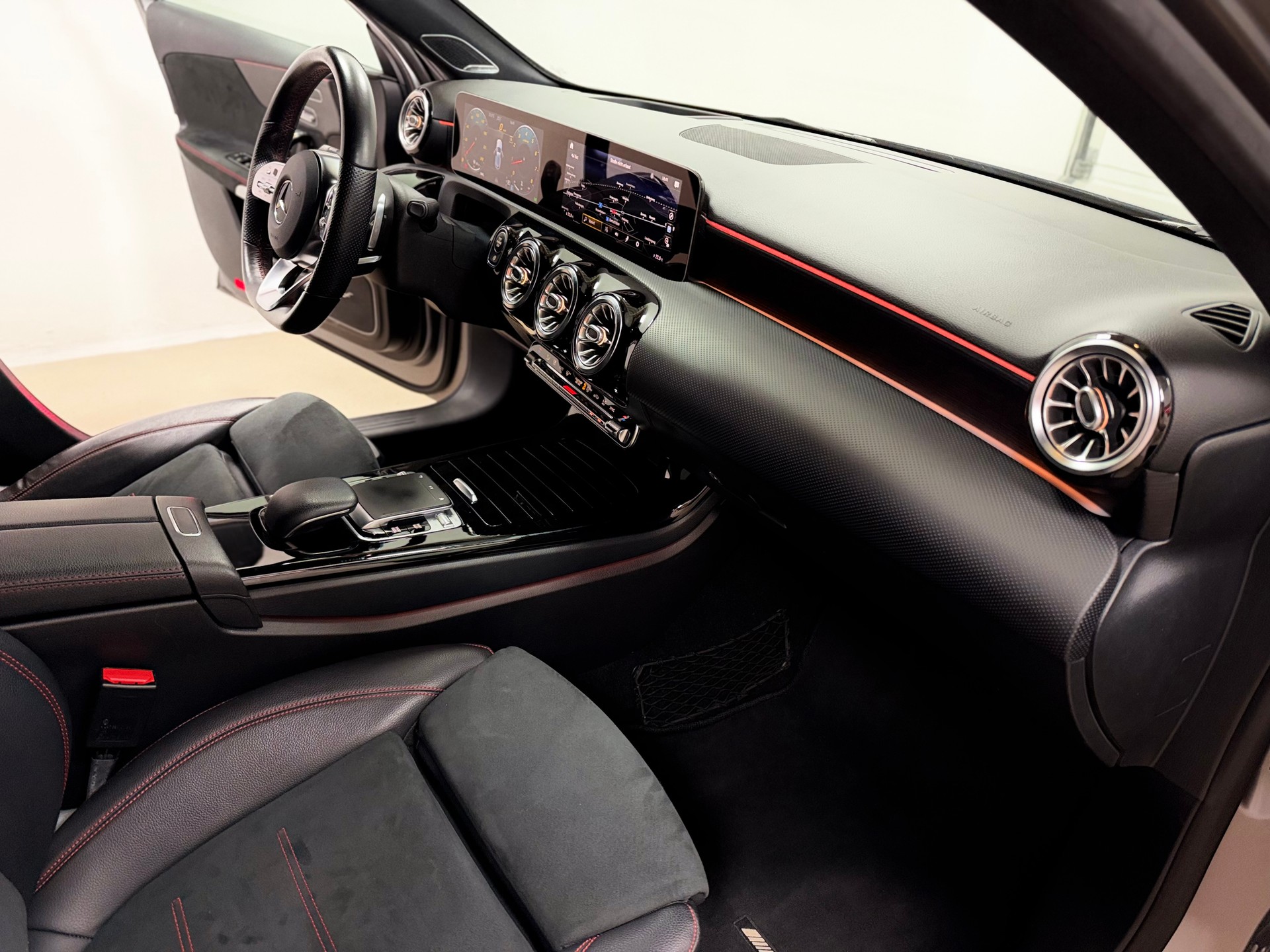 MERCEDES-BENZ A 250 AMG Line 7G-DCT-image-8