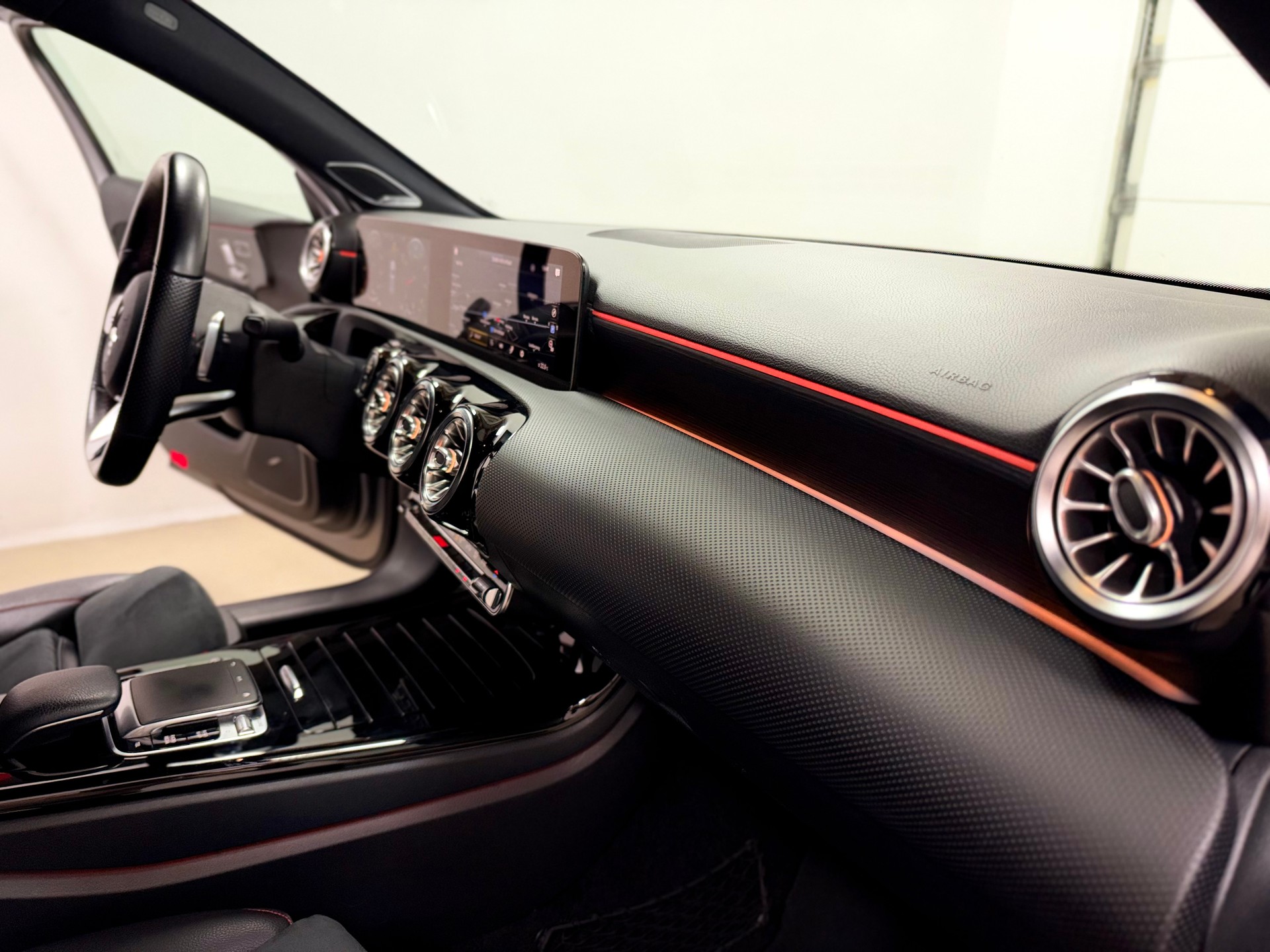 MERCEDES-BENZ A 250 AMG Line 7G-DCT-image-6