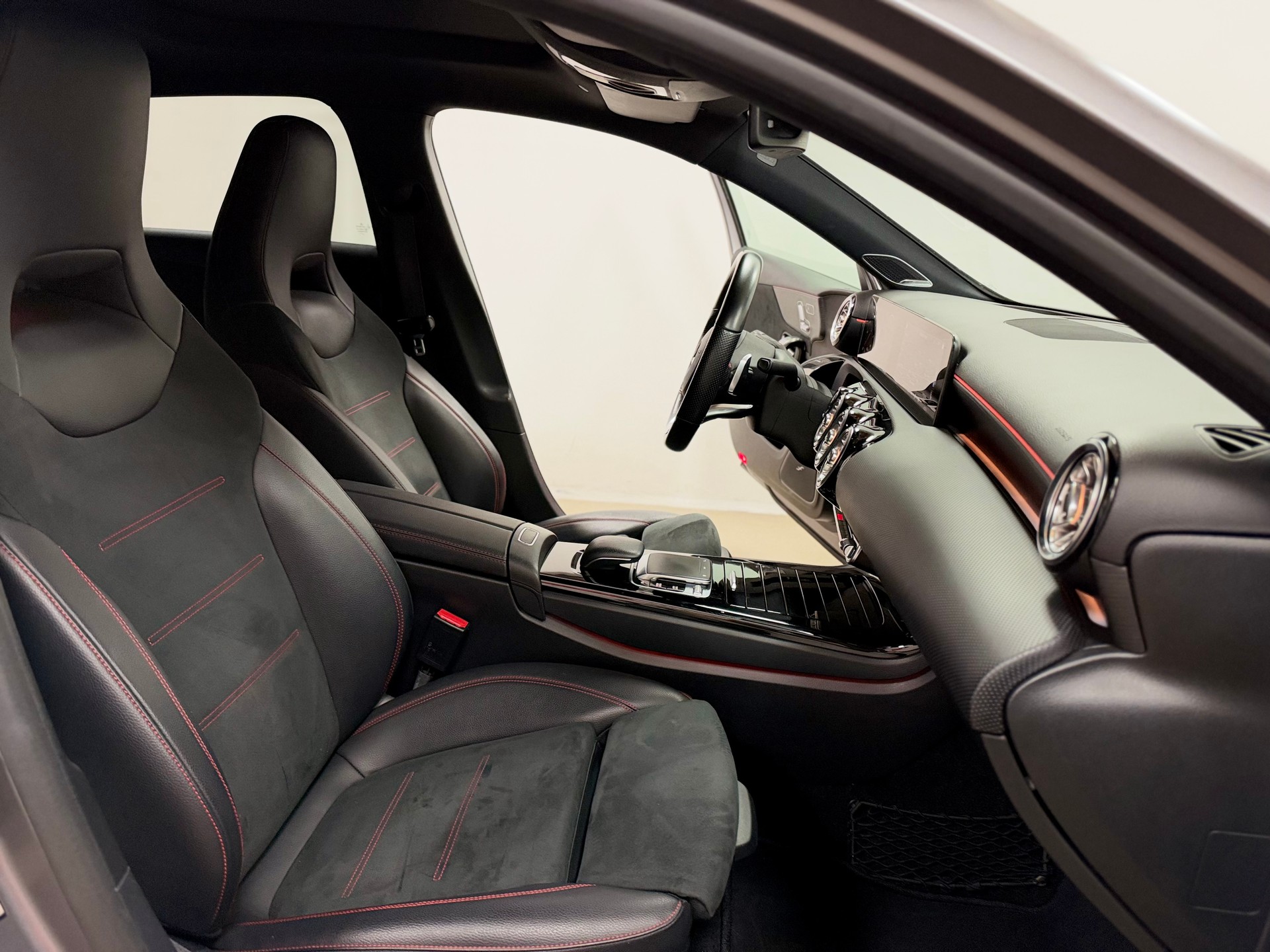 MERCEDES-BENZ A 250 AMG Line 7G-DCT-image-7