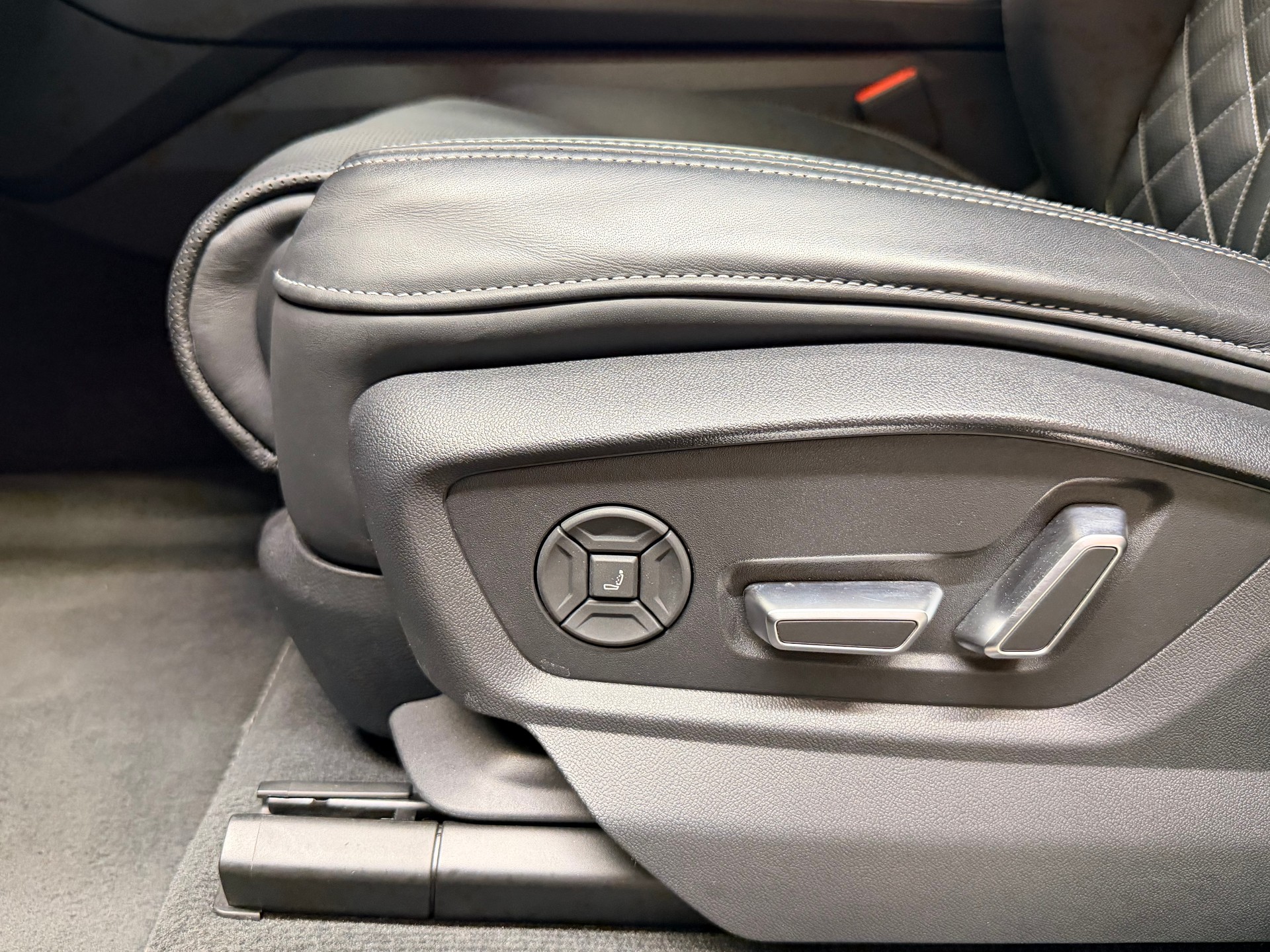 AUDI SQ8 SUV TFSI quattro tiptronic-image-15