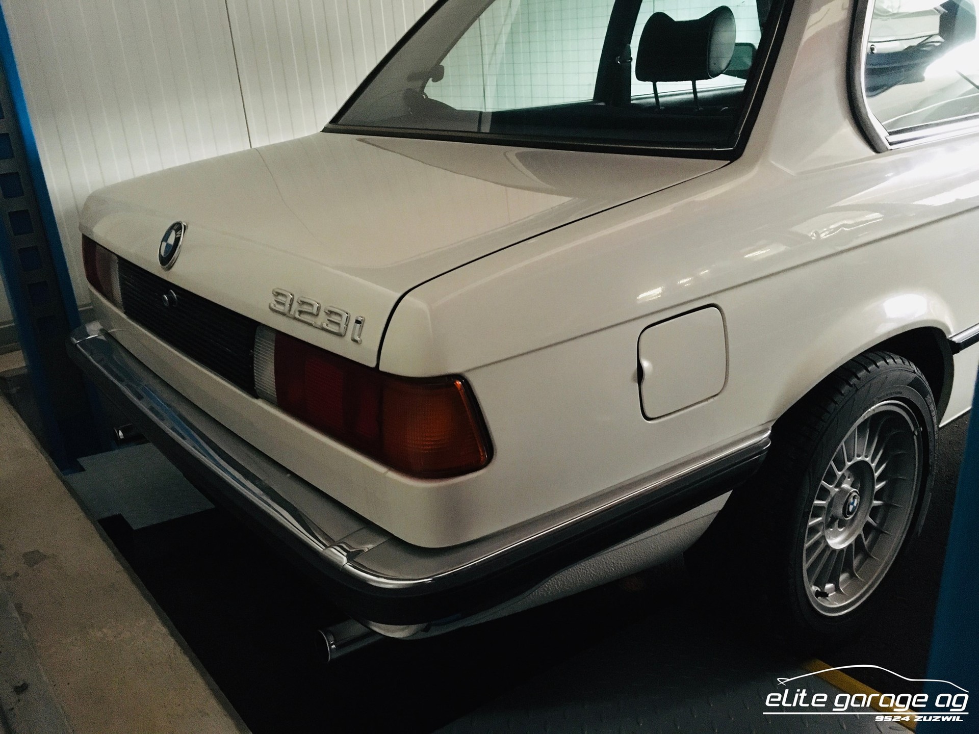 BMW 323 i-image-11