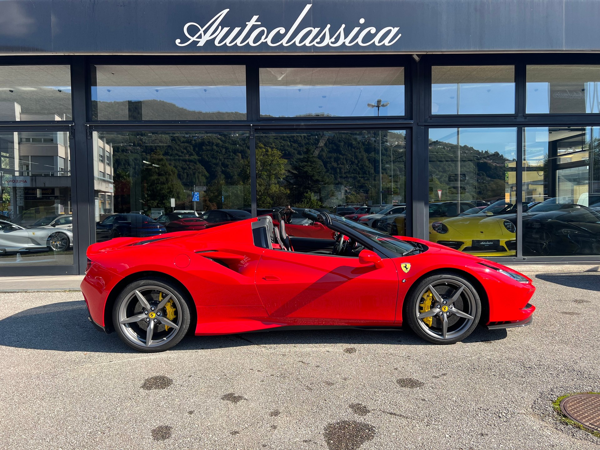 FERRARI F8 Spider-showroom-element-3
