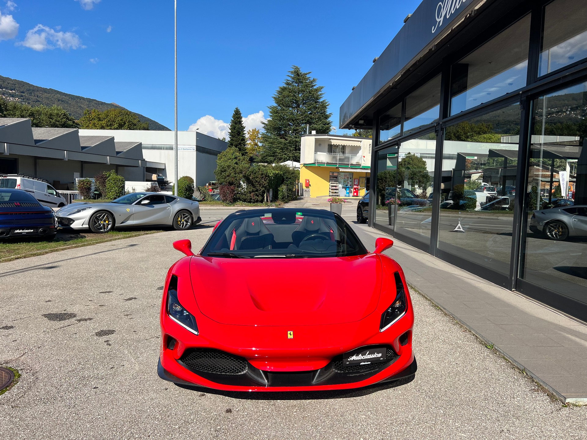 FERRARI F8 Spider-showroom-element-1