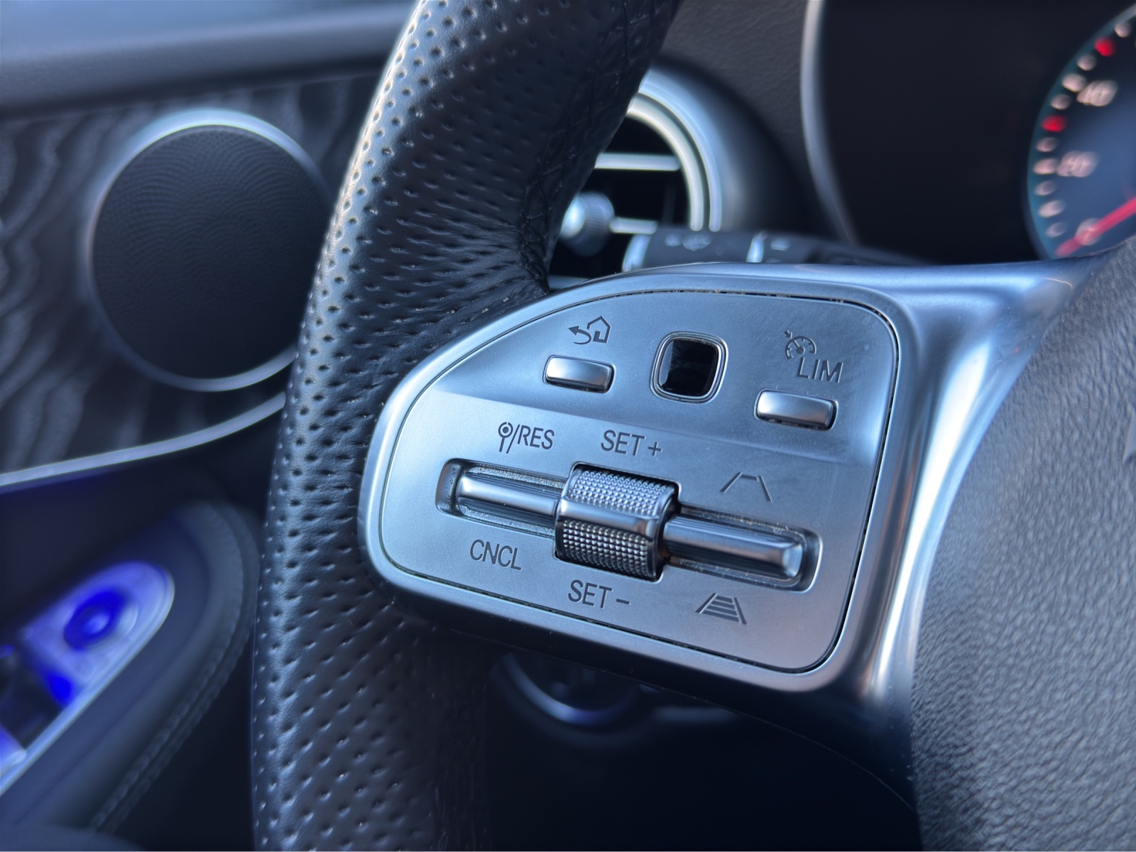 MERCEDES-BENZ GLC 220 d AMG Line 4Matic-image-22