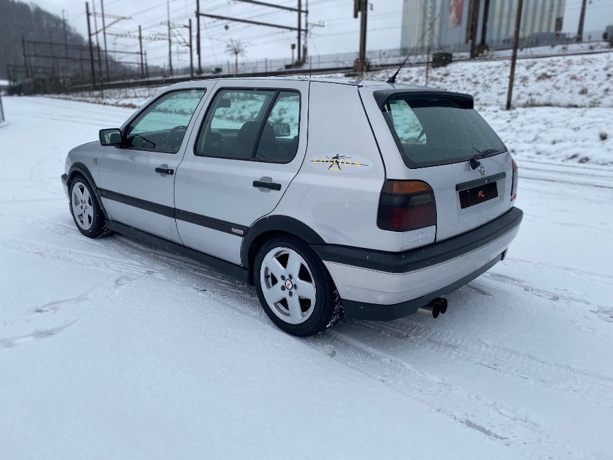 VW Golf 2000 GTI-showroom-element-3
