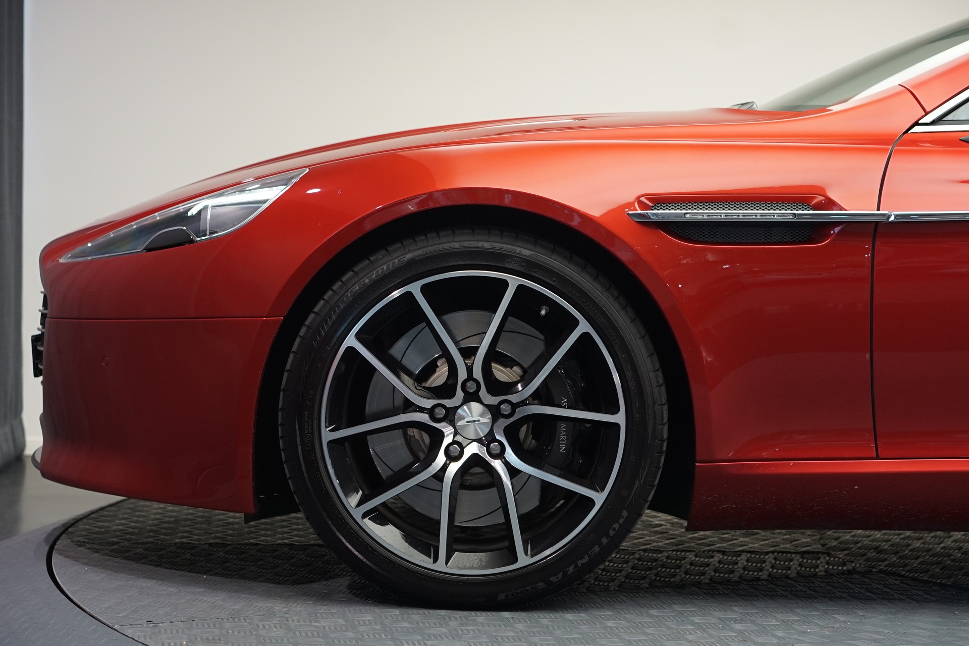 ASTON MARTIN Rapide S 5.9 V12 Touchtronic 3 *CH-Fahrzeug* *Carbon* *Exklusives Interieur*-image-11