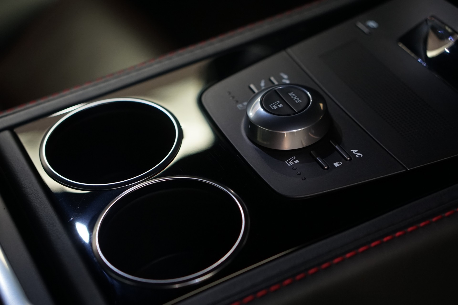 ASTON MARTIN Rapide S 5.9 V12 Touchtronic 3 *CH-Fahrzeug* *Carbon* *Exklusives Interieur*-image-34