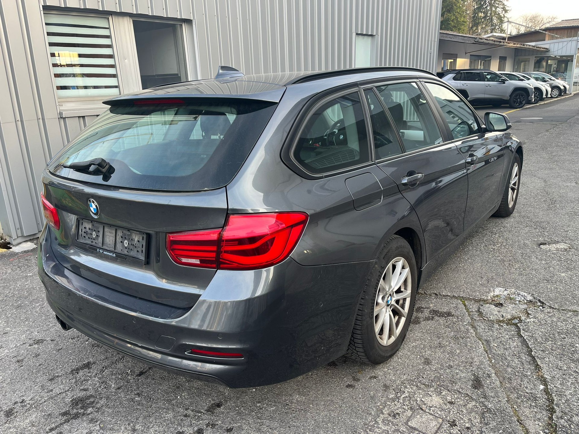 BMW 320i xDrive Touring Luxury Line Steptronic-image-2