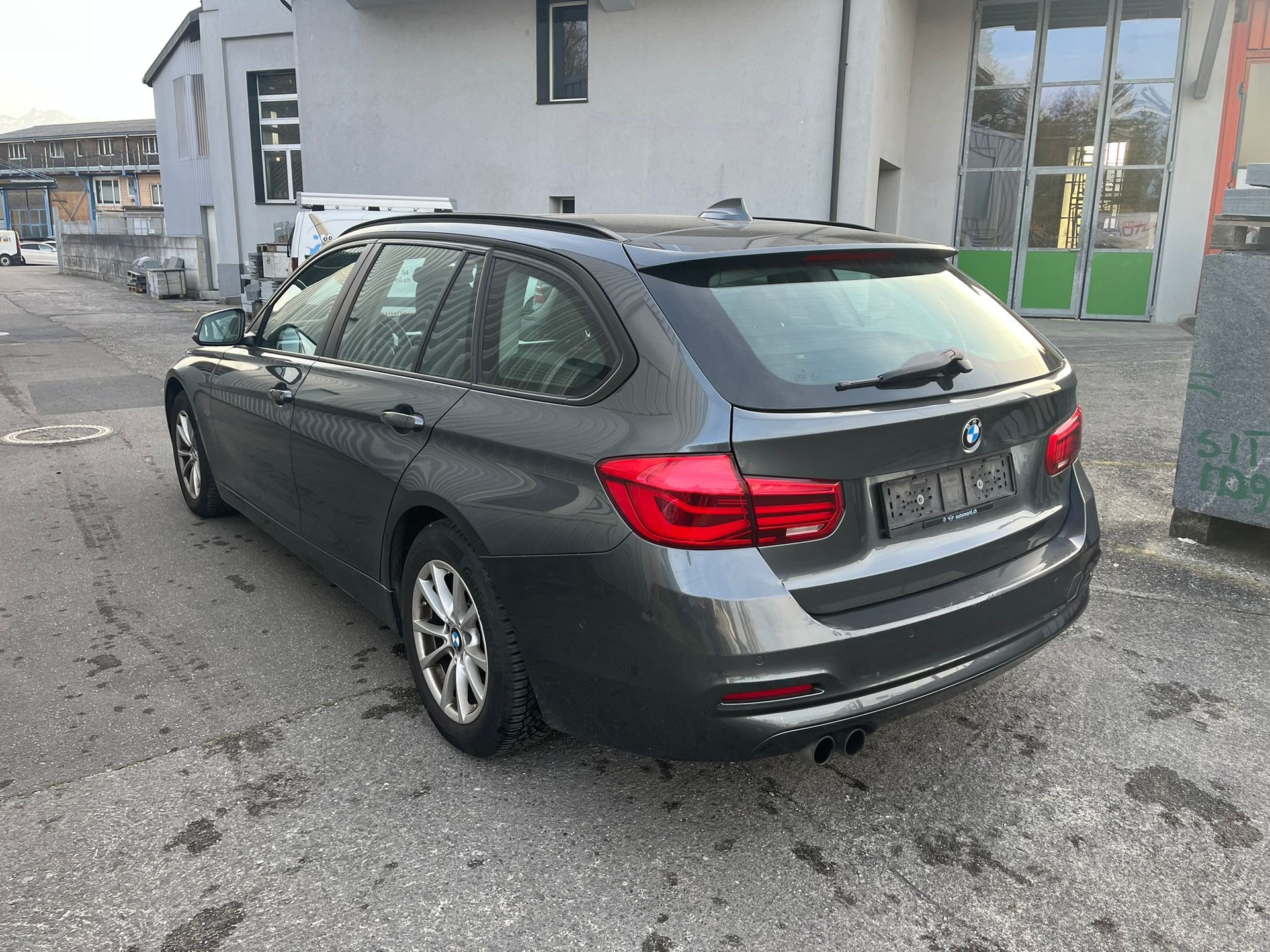 BMW 320i xDrive Touring Luxury Line Steptronic-image-3