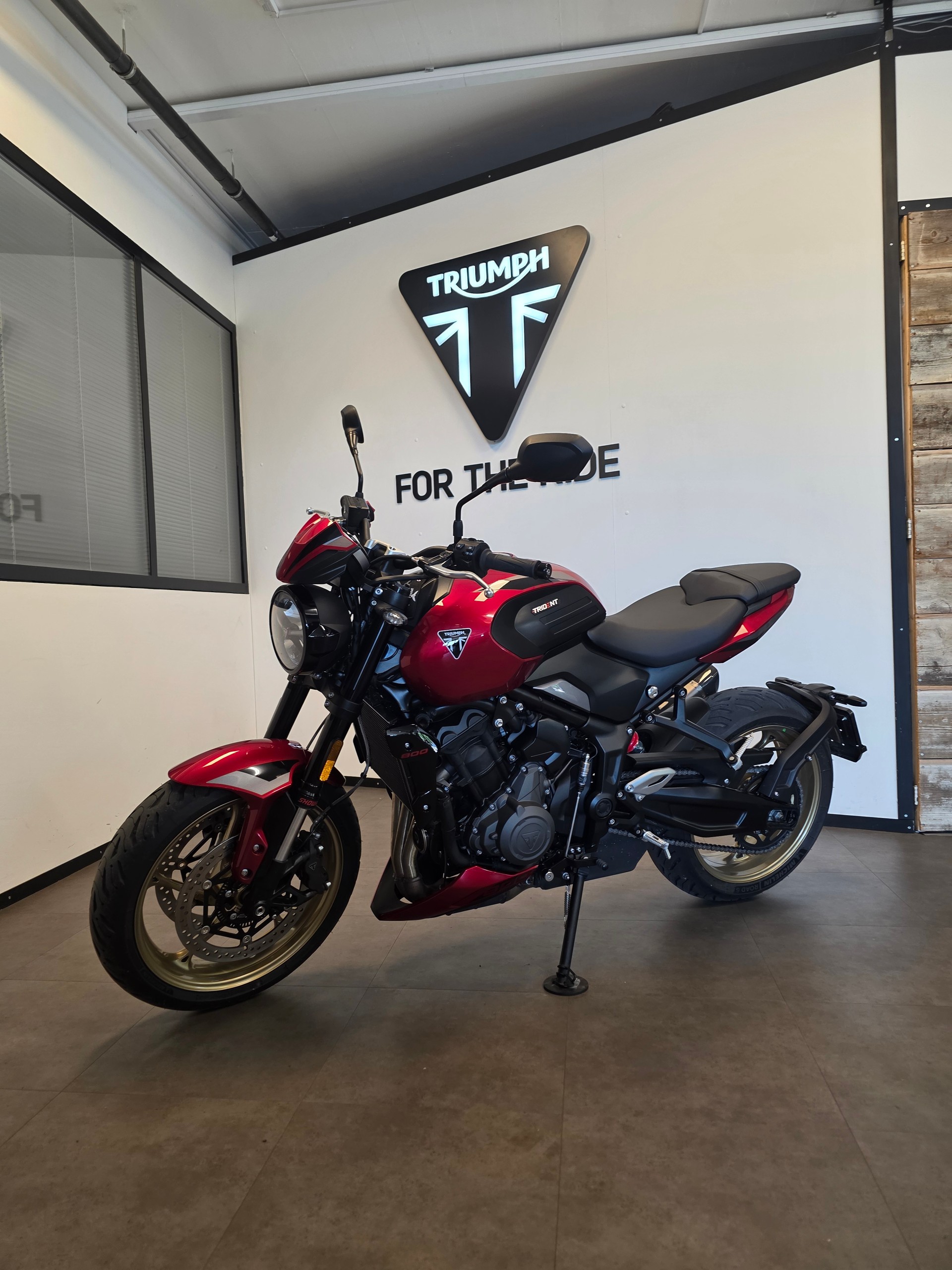 TRIUMPH Trident 800-image-1