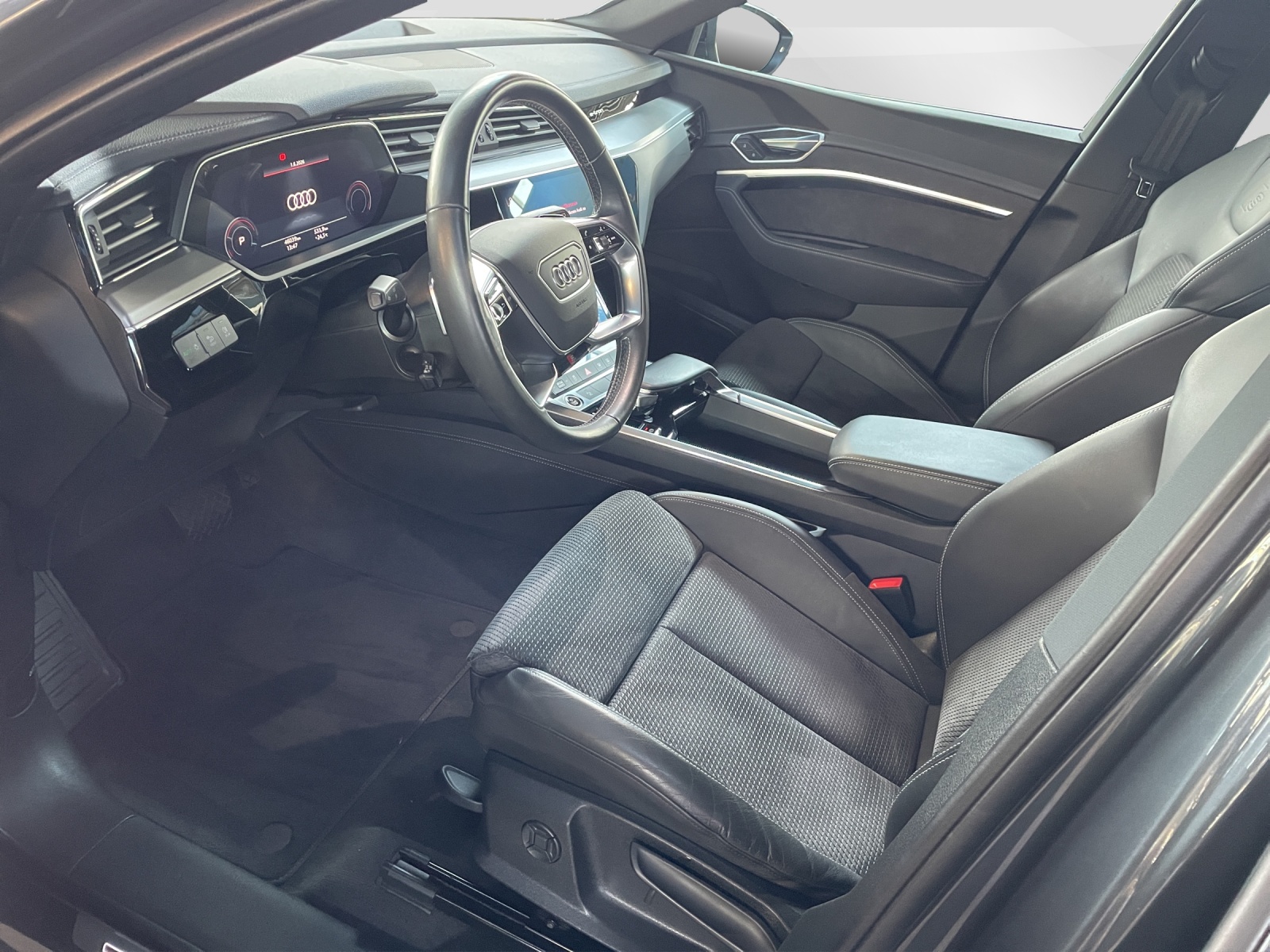 AUDI e-tron 55 Advanced quattro-image-6