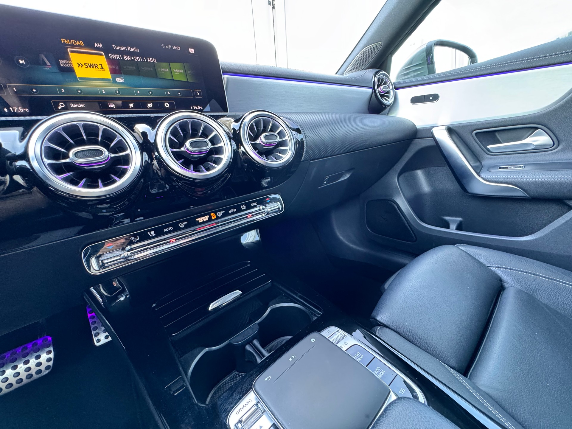 MERCEDES-BENZ A 200 AMG Line 7G-DCT-image-21