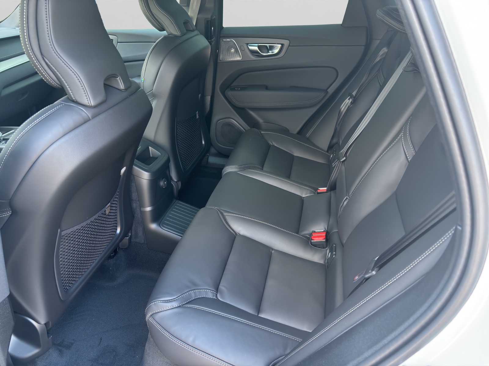 VOLVO XC60 2.0 T8 TE Ultra Dark eAWD-image-4