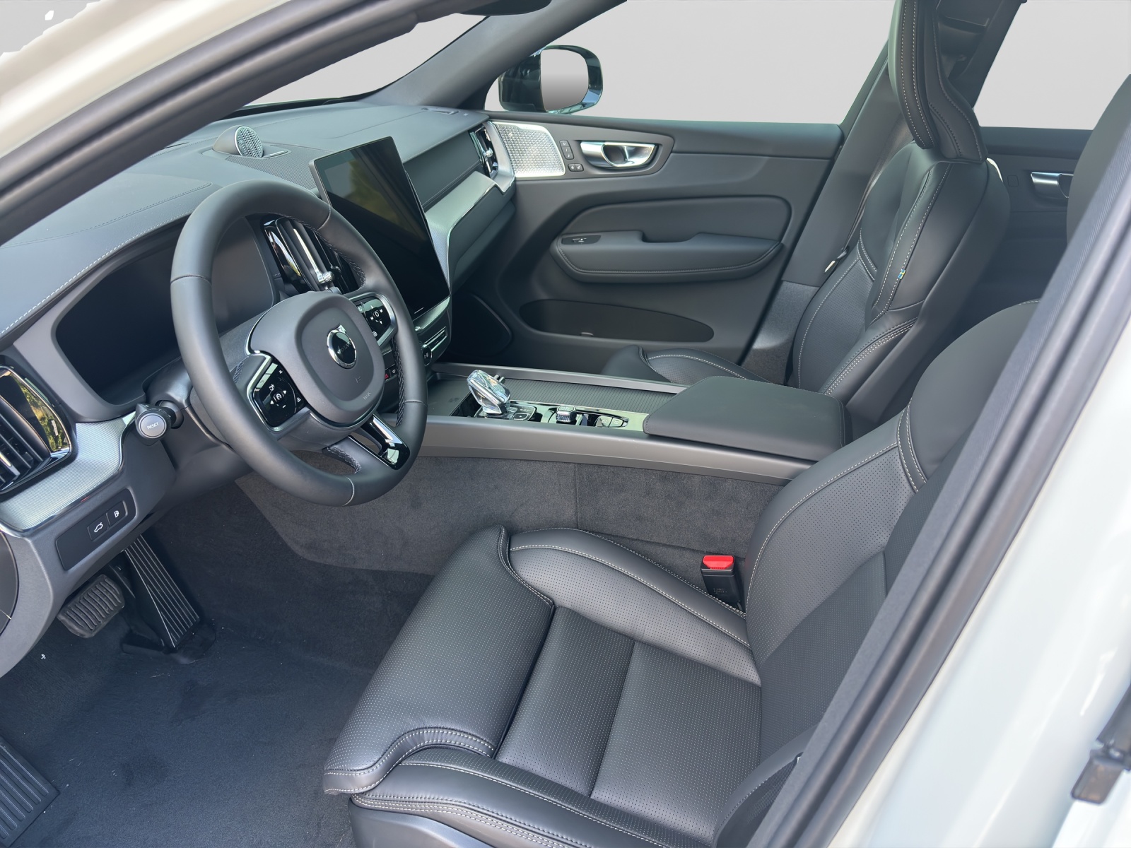 VOLVO XC60 2.0 T8 TE Ultra Dark eAWD-showroom-element-3