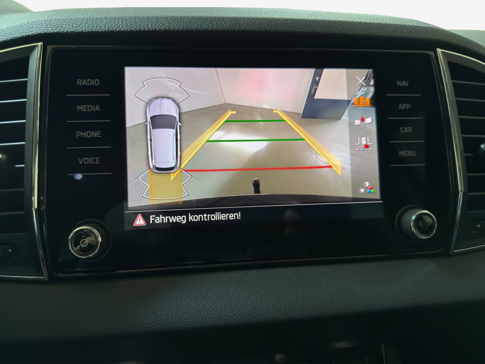SKODA Karoq 1.5 TSI Dynamic DSG-image-13