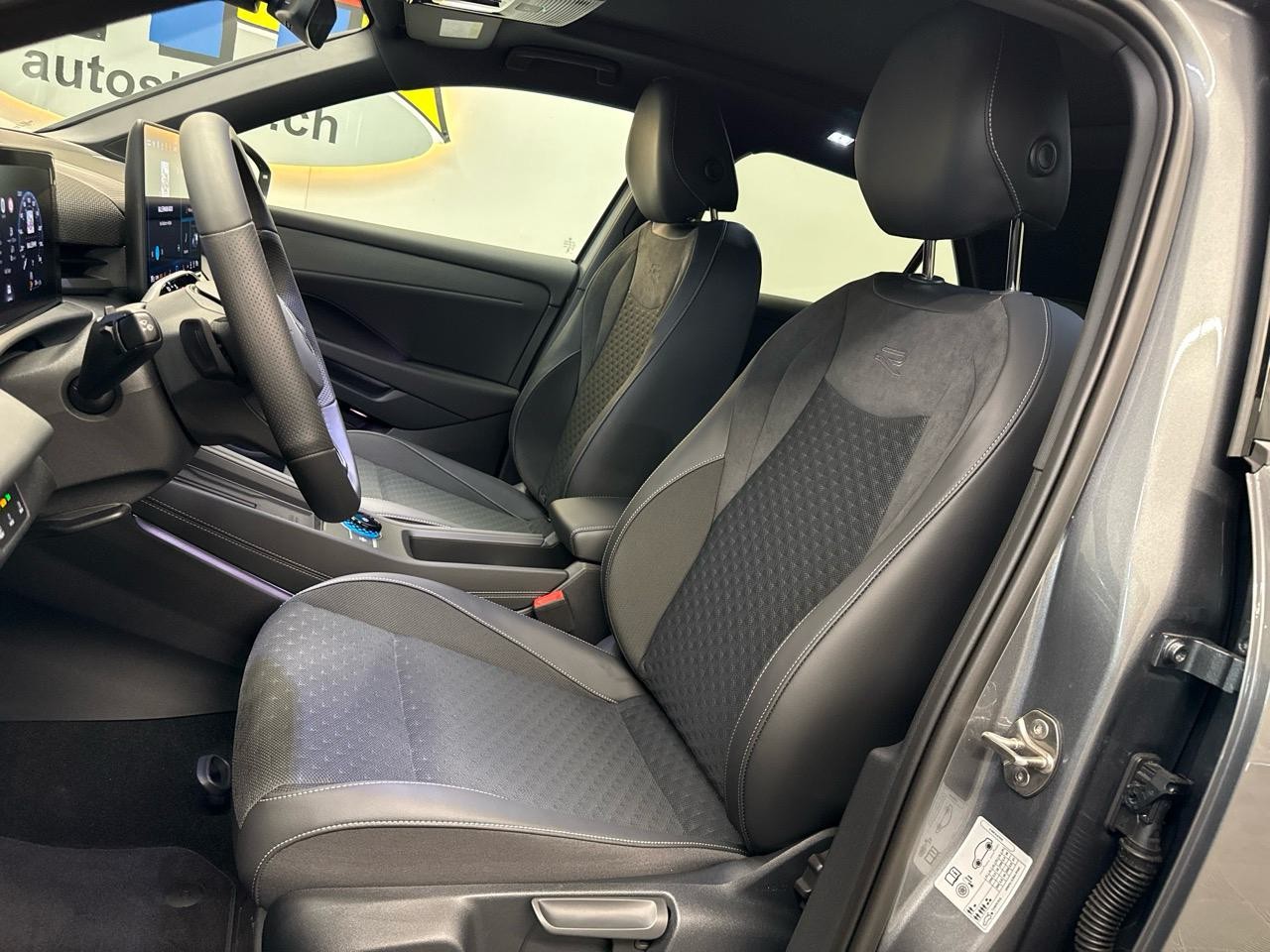 VW T-Roc 1.5 eTSI mHEV R-Line DSG-showroom-element-3