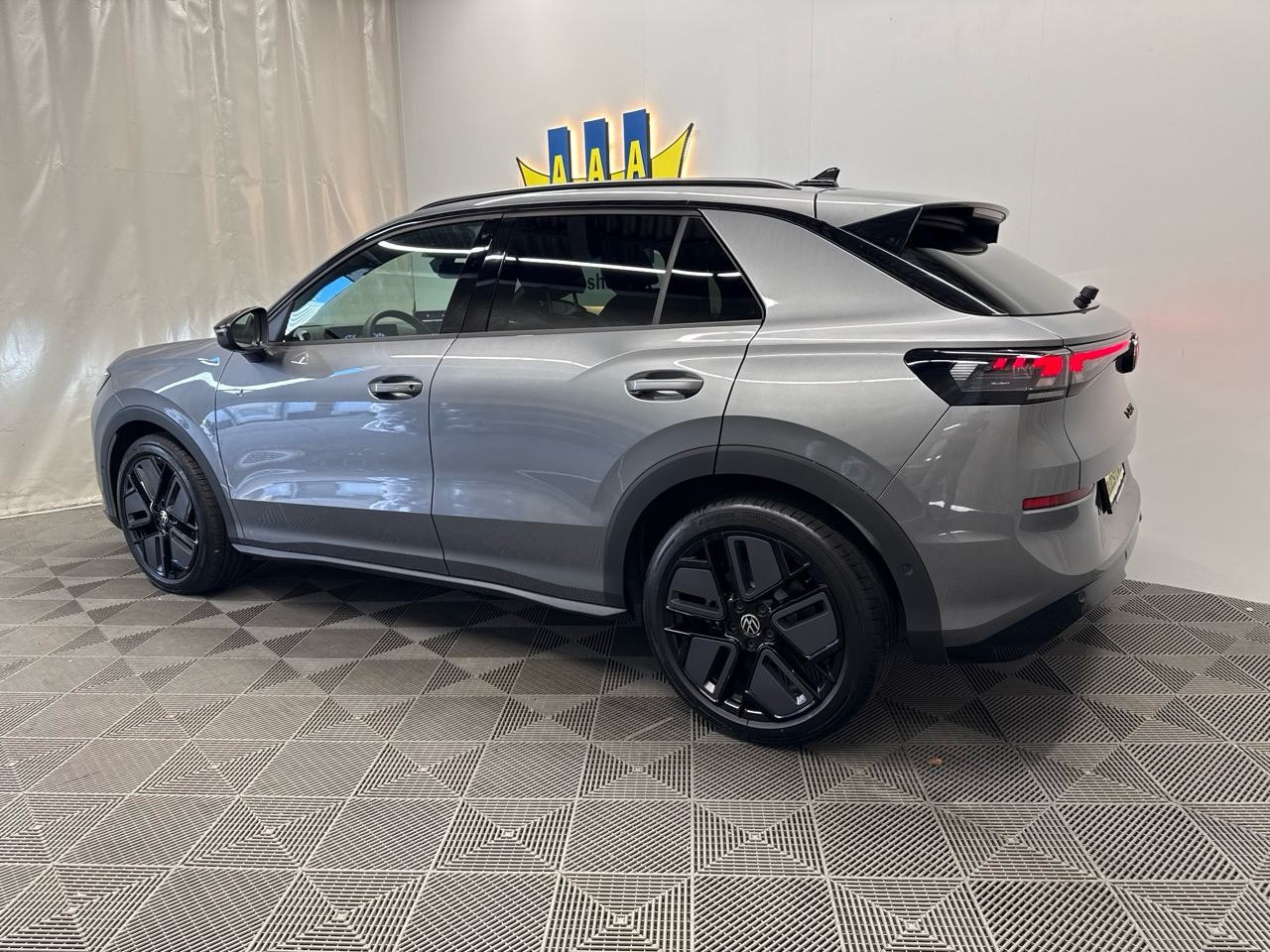 VW T-Roc 1.5 eTSI mHEV R-Line DSG-showroom-element-1