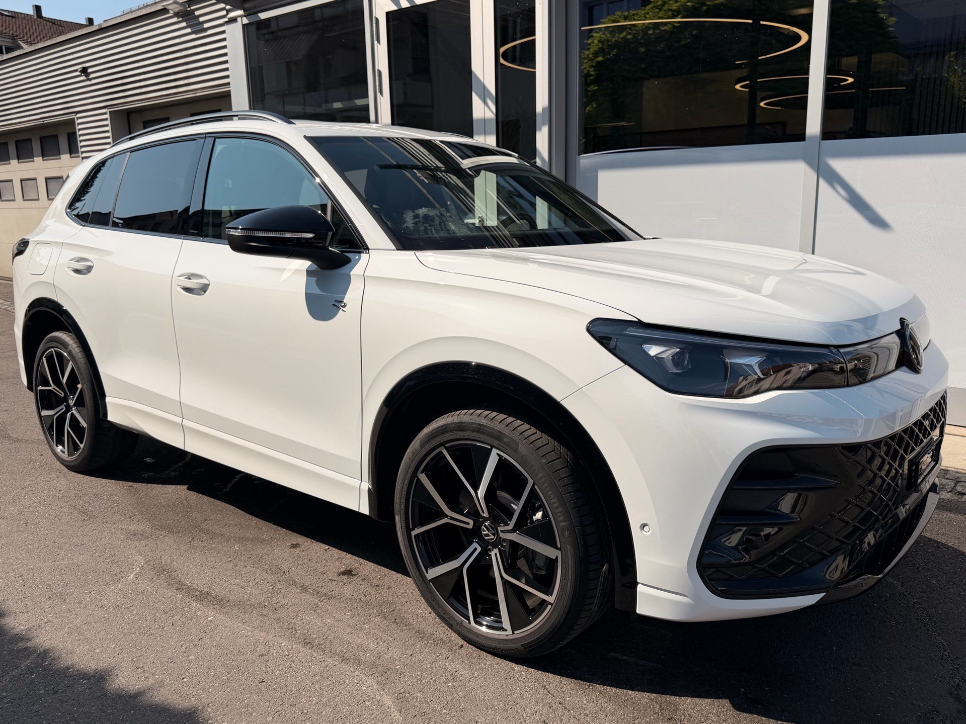 VW Tiguan 2.0 TSI DSG 4MOTION R-LINE *** PANORAMAGLASDACH & 360 GRAD KAMERA ***-showroom-element-2