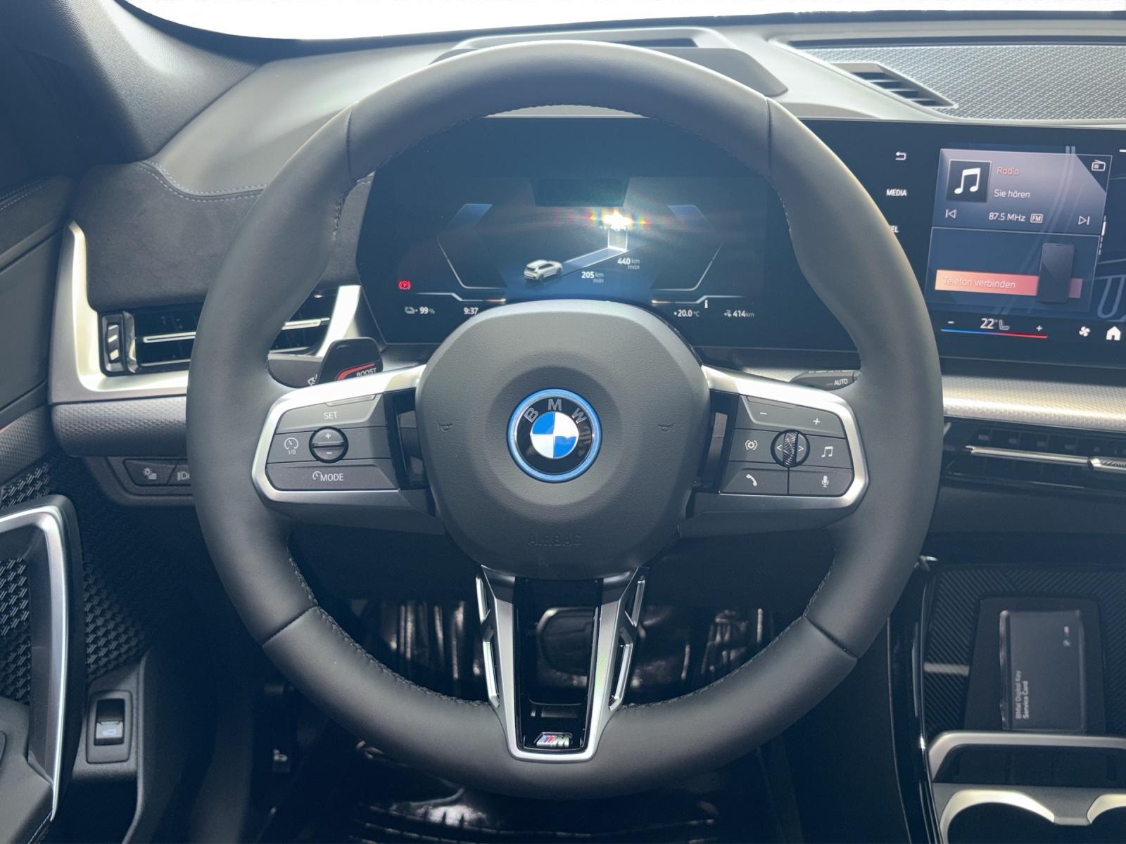 BMW iX1 30 xDrive-image-10