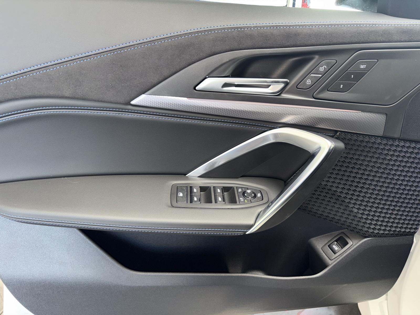BMW iX1 30 xDrive-image-16