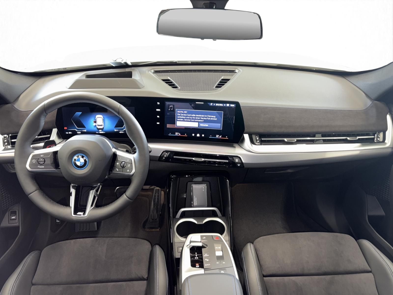 BMW iX1 30 xDrive-image-12