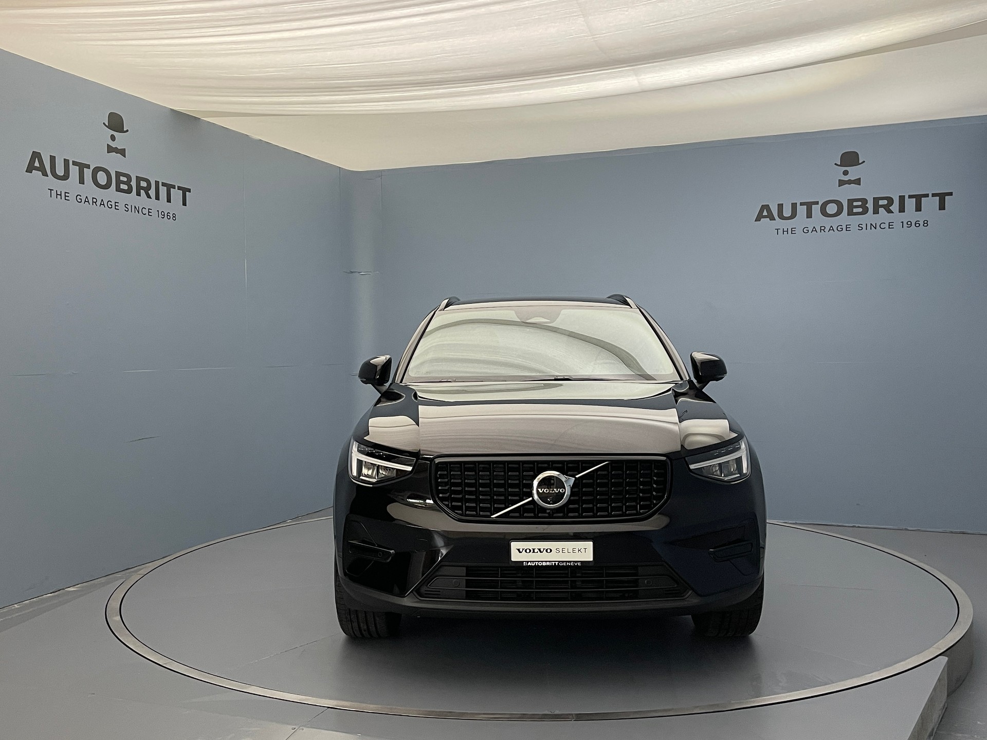 VOLVO XC40 2.0 B3 MH Plus Dark-image-4