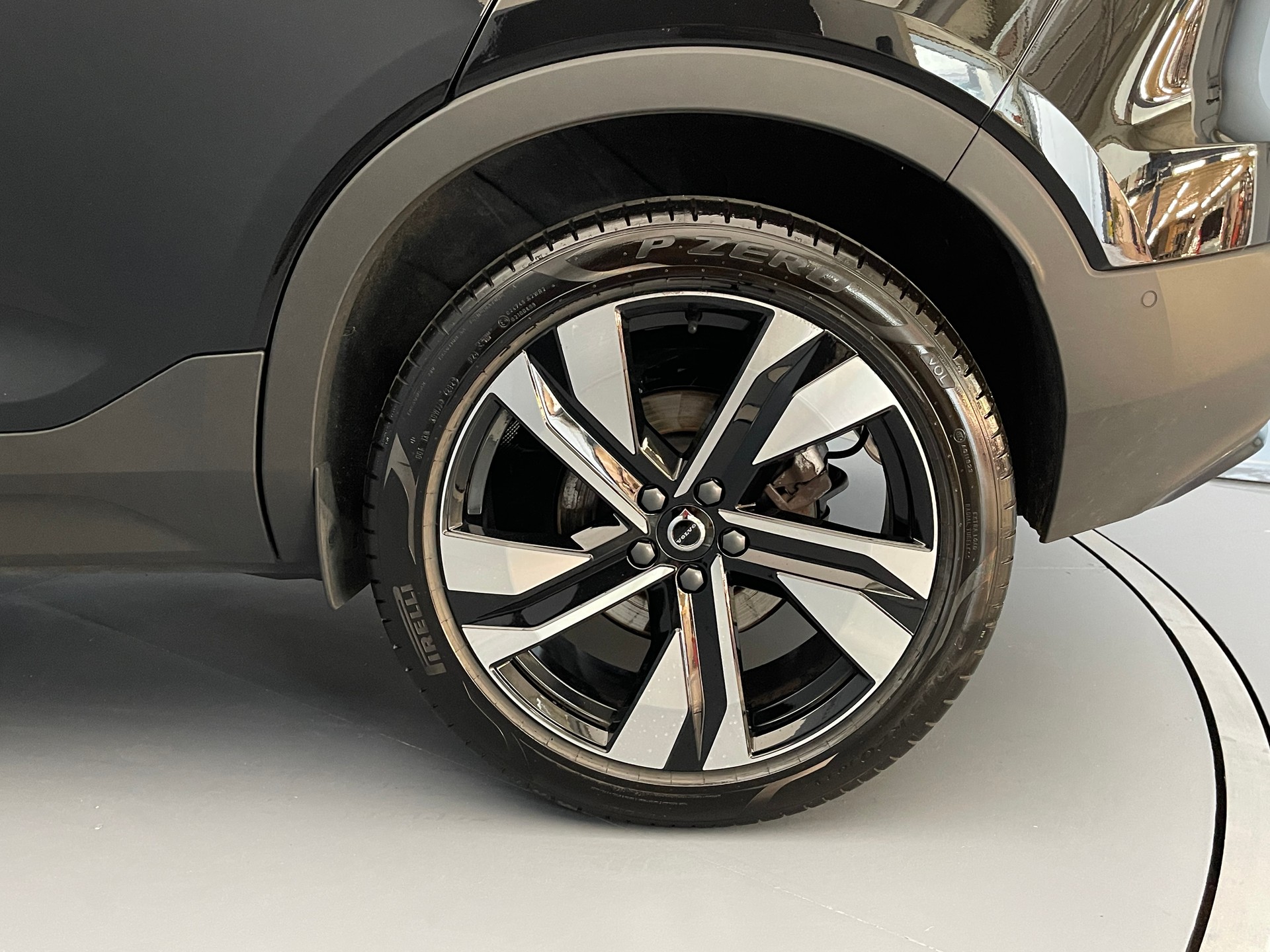 VOLVO XC40 2.0 B3 MH Plus Dark-image-5