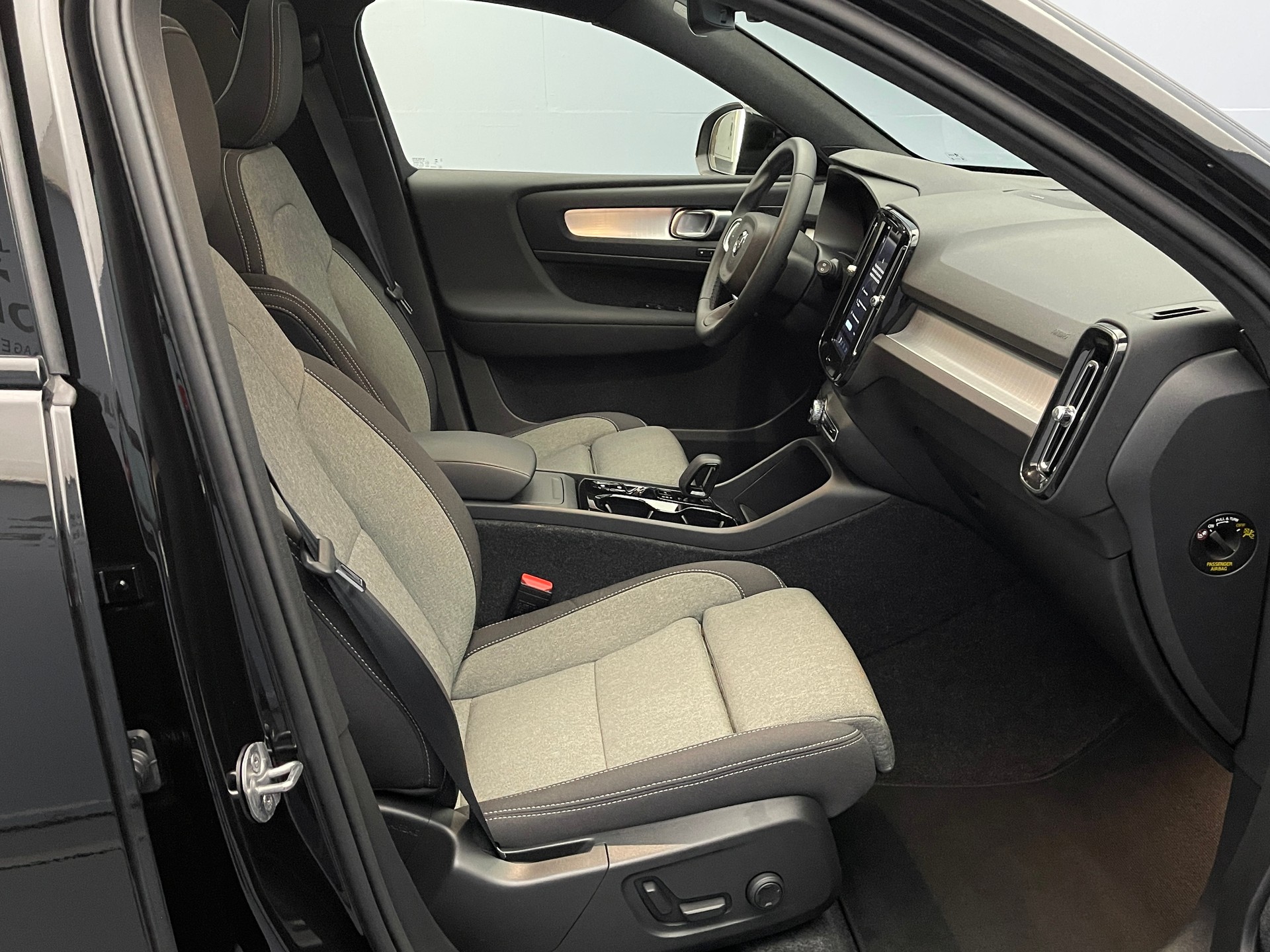VOLVO XC40 2.0 B3 MH Plus Dark-image-13