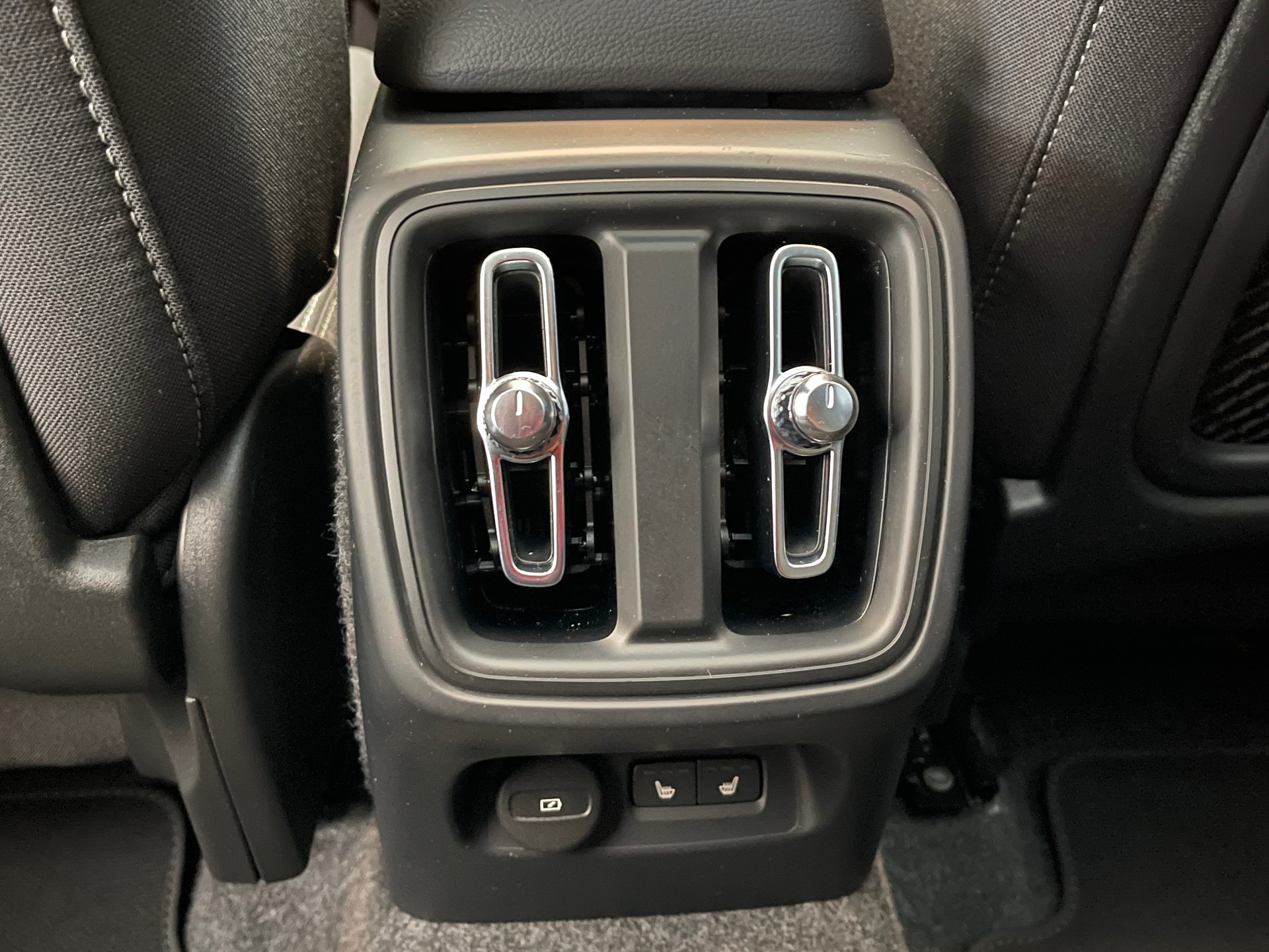 VOLVO XC40 2.0 B3 MH Plus Dark-image-11