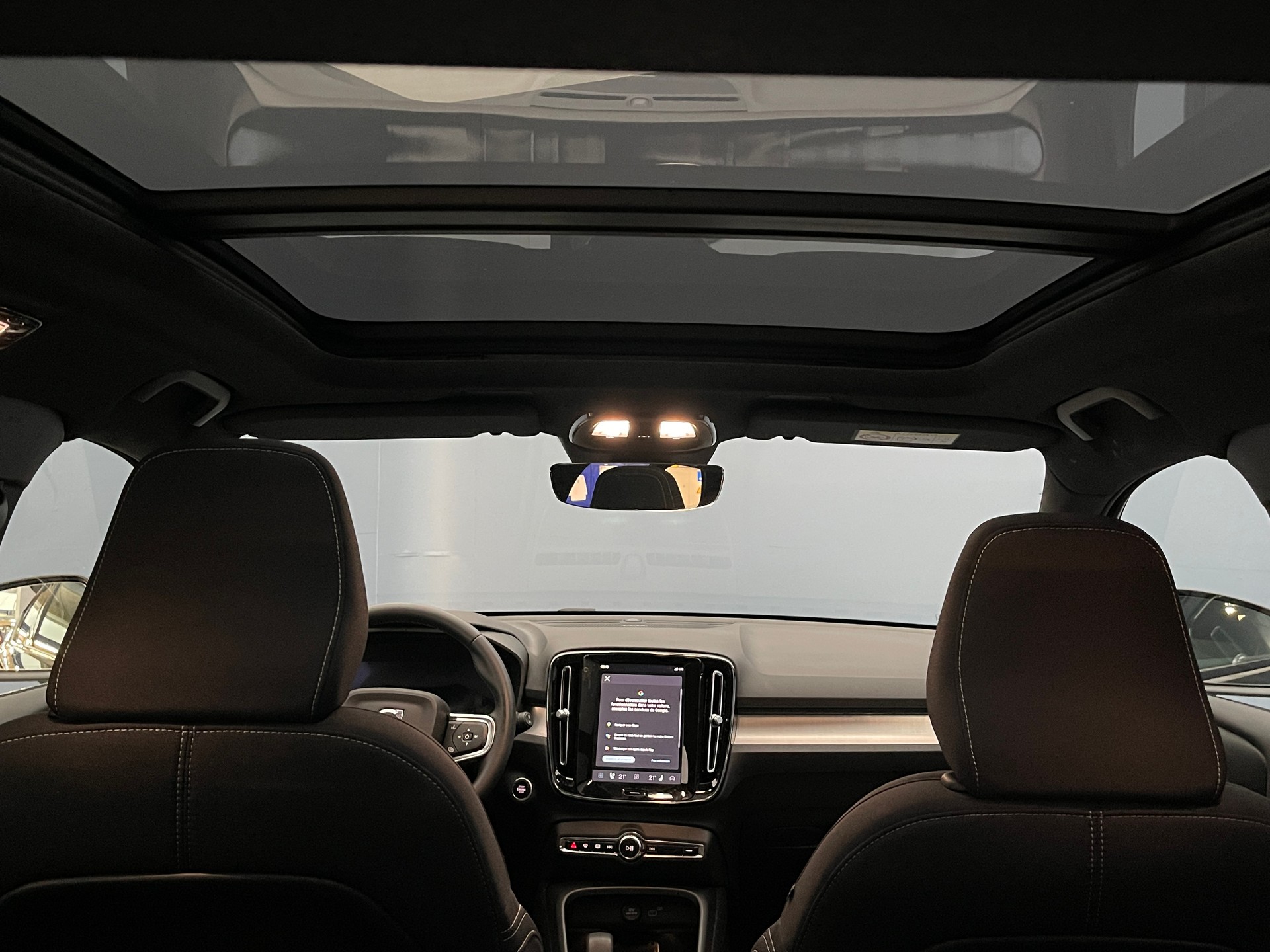 VOLVO XC40 2.0 B3 MH Plus Dark-image-12