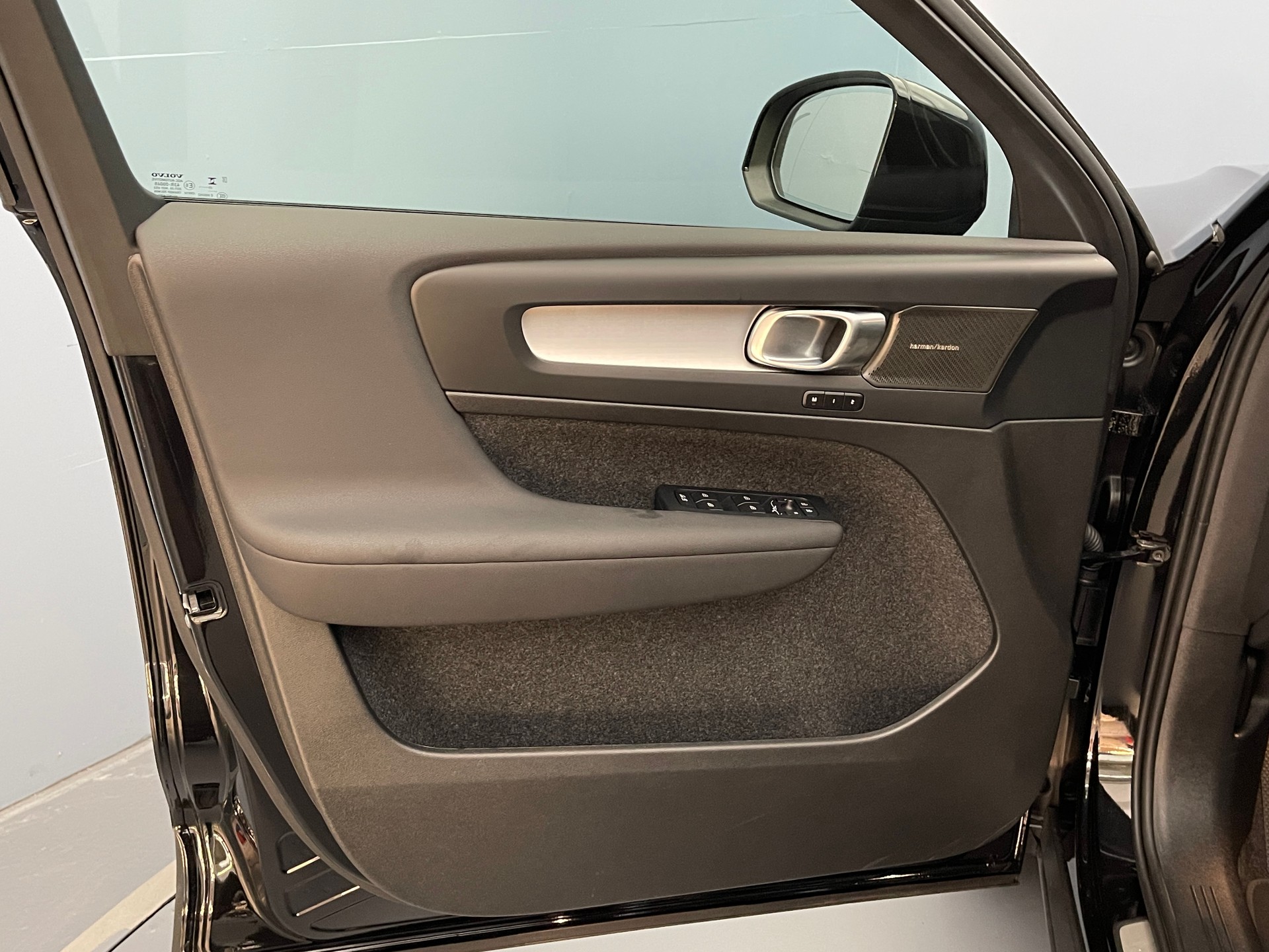 VOLVO XC40 2.0 B3 MH Plus Dark-image-9