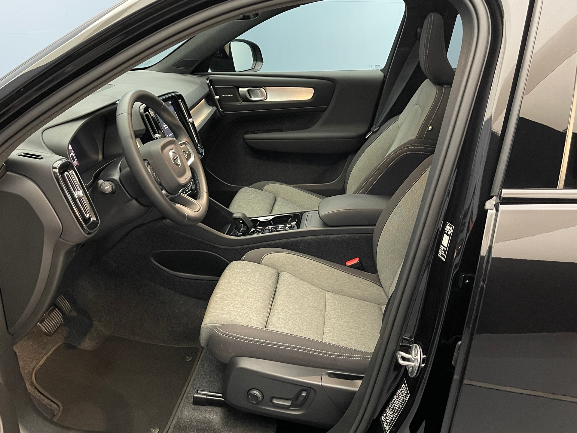 VOLVO XC40 2.0 B3 MH Plus Dark-image-7
