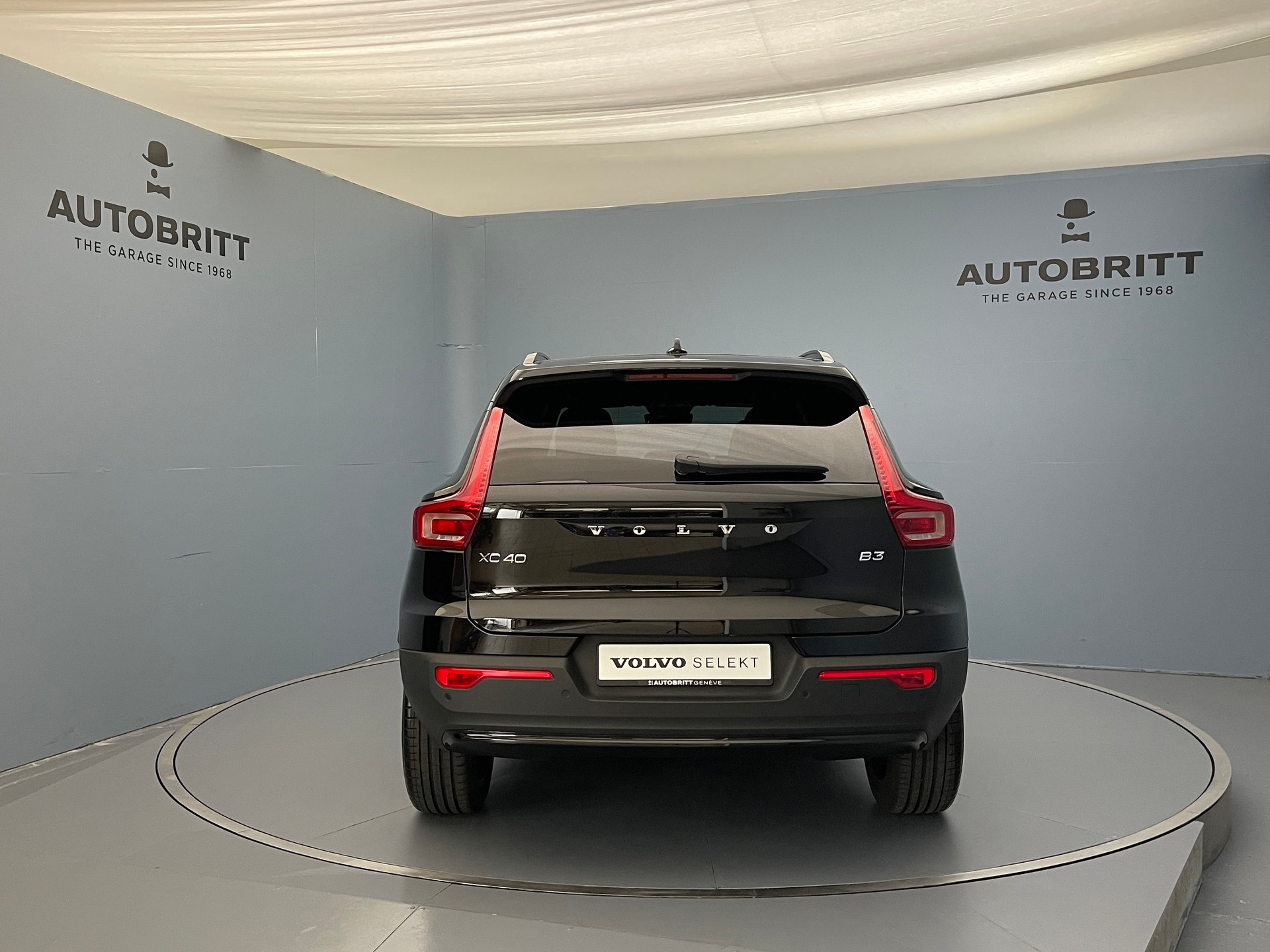 VOLVO XC40 2.0 B3 MH Plus Dark-showroom-element-3