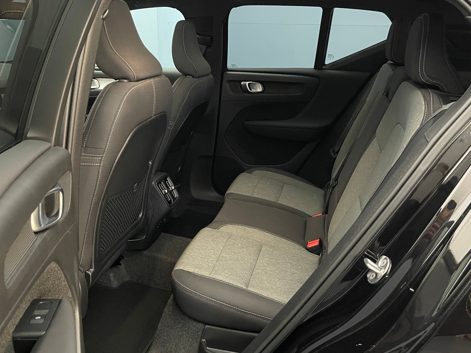 VOLVO XC40 2.0 B3 MH Plus Dark-image-8