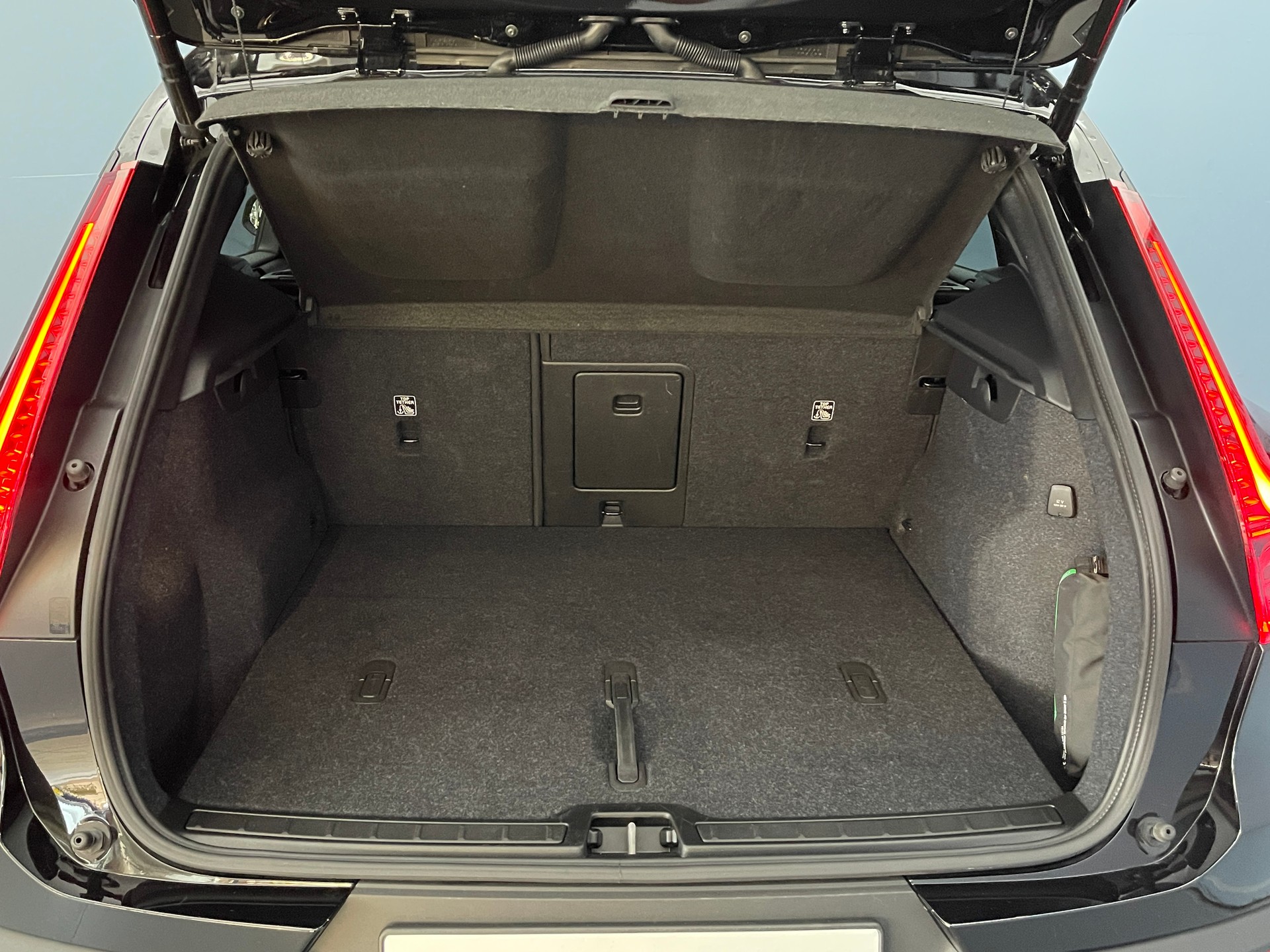 VOLVO XC40 2.0 B3 MH Plus Dark-image-14