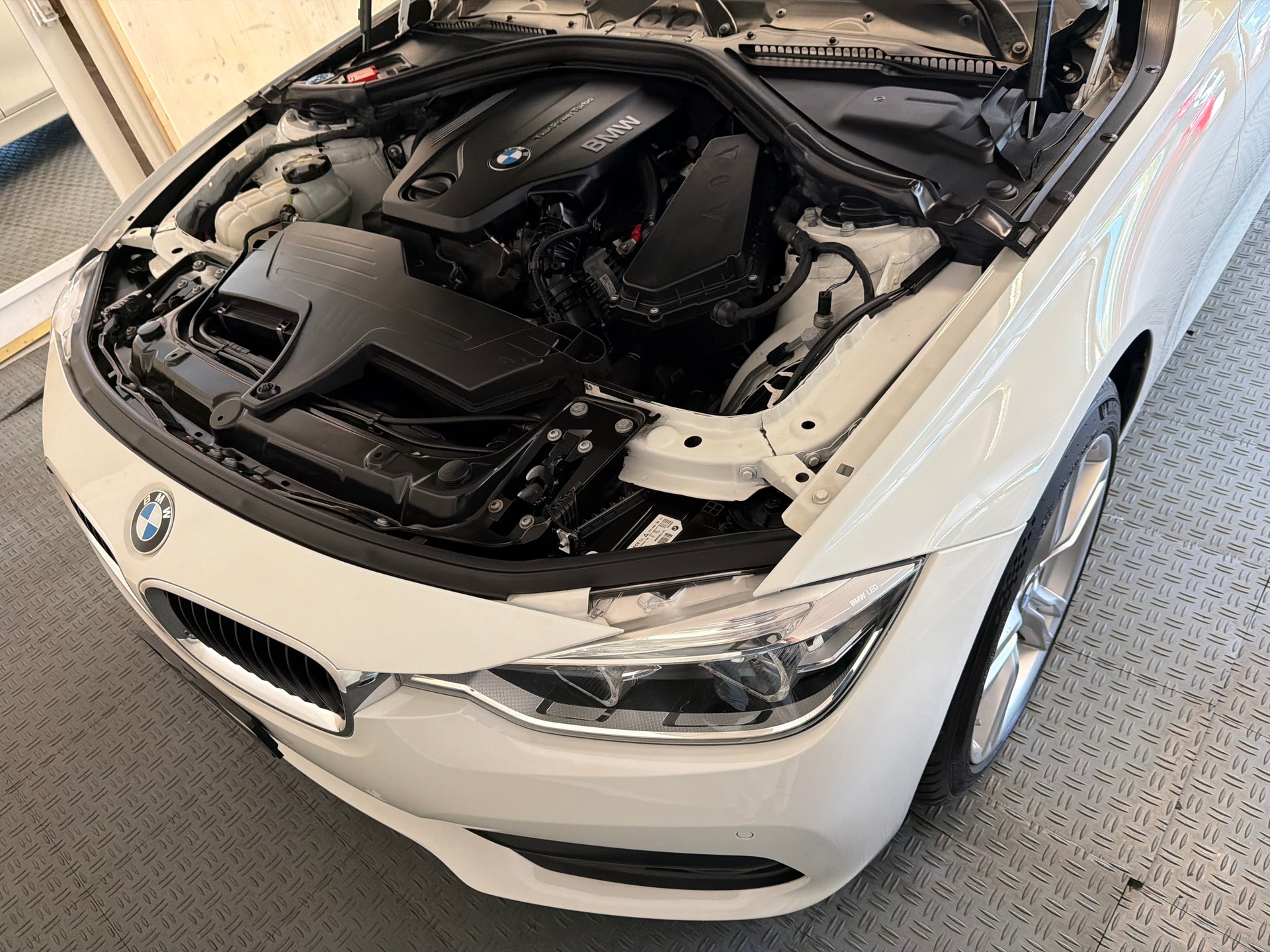 BMW 320d xDrive Touring Swiss Advantage Sport Stept-image-15