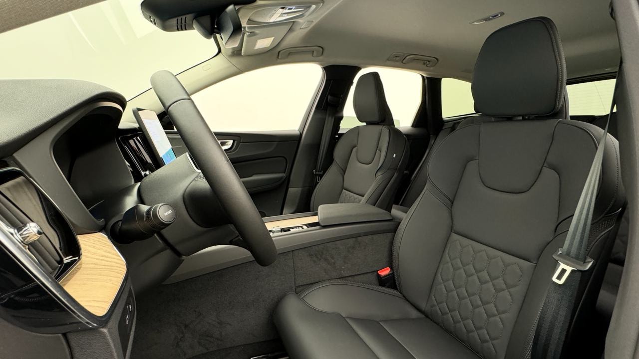 VOLVO XC60 T6 eAWD PluginHybrid Plus Dark Geartronic-image-4