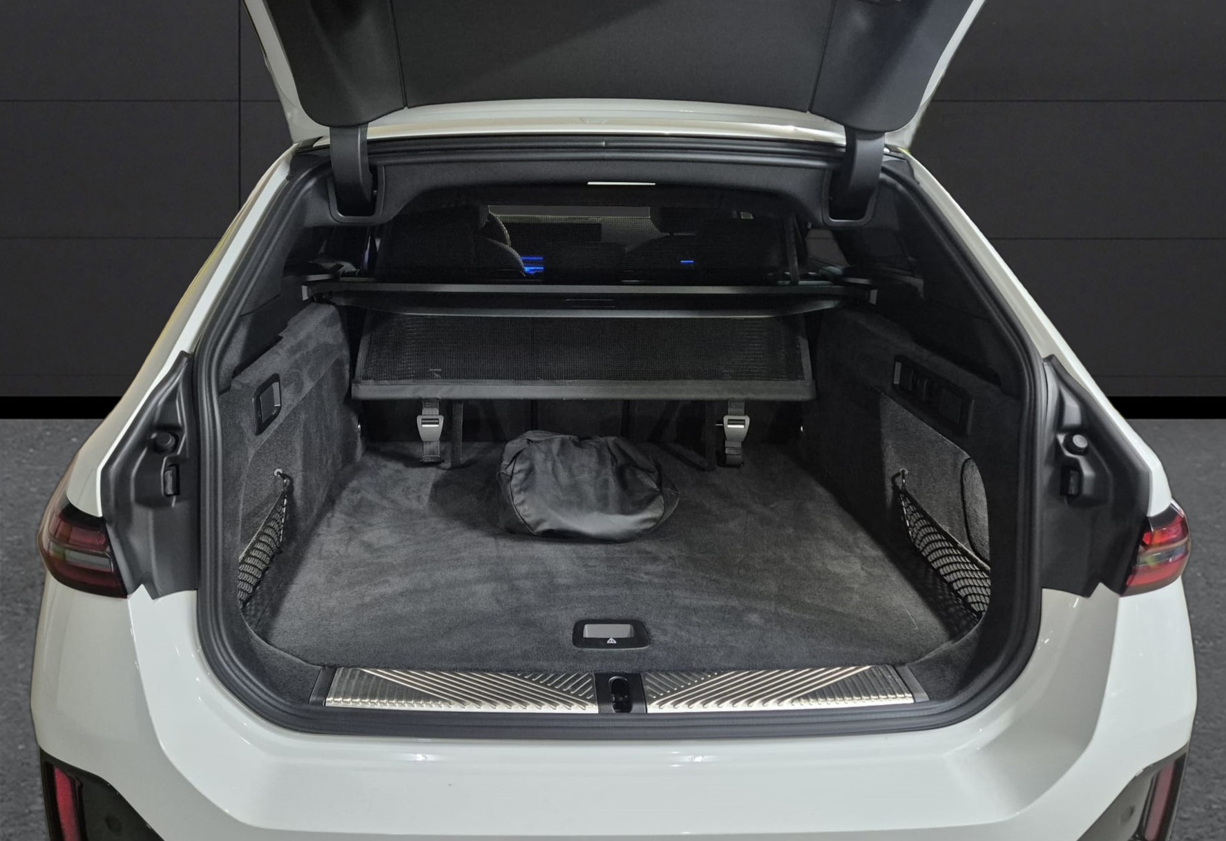 BMW 550e xDrive Touring M Sport Pro Steptronic-image-14