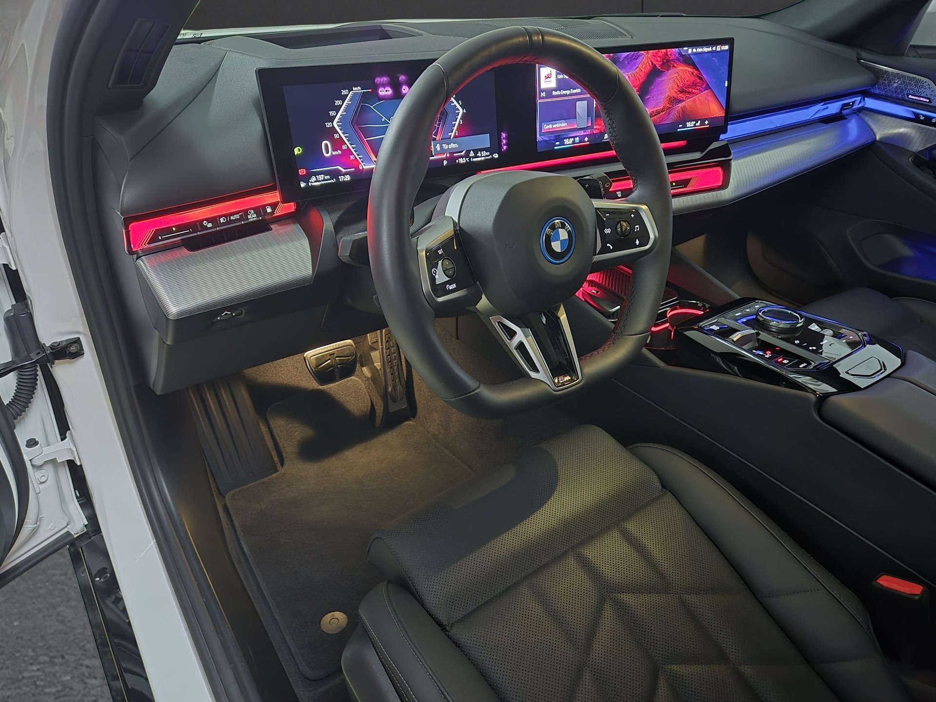 BMW 550e xDrive Touring M Sport Pro Steptronic-image-21