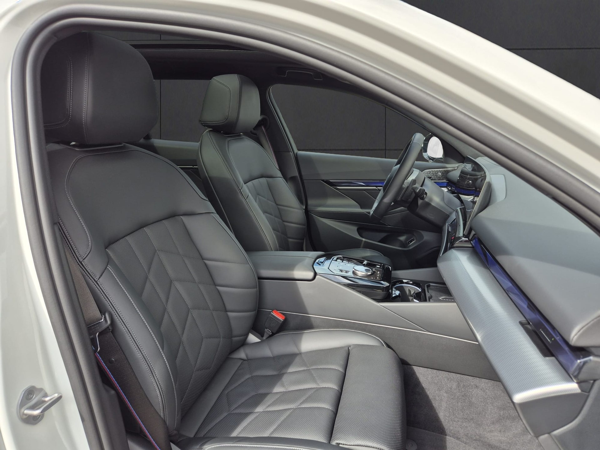 BMW 550e xDrive Touring M Sport Pro Steptronic-image-17