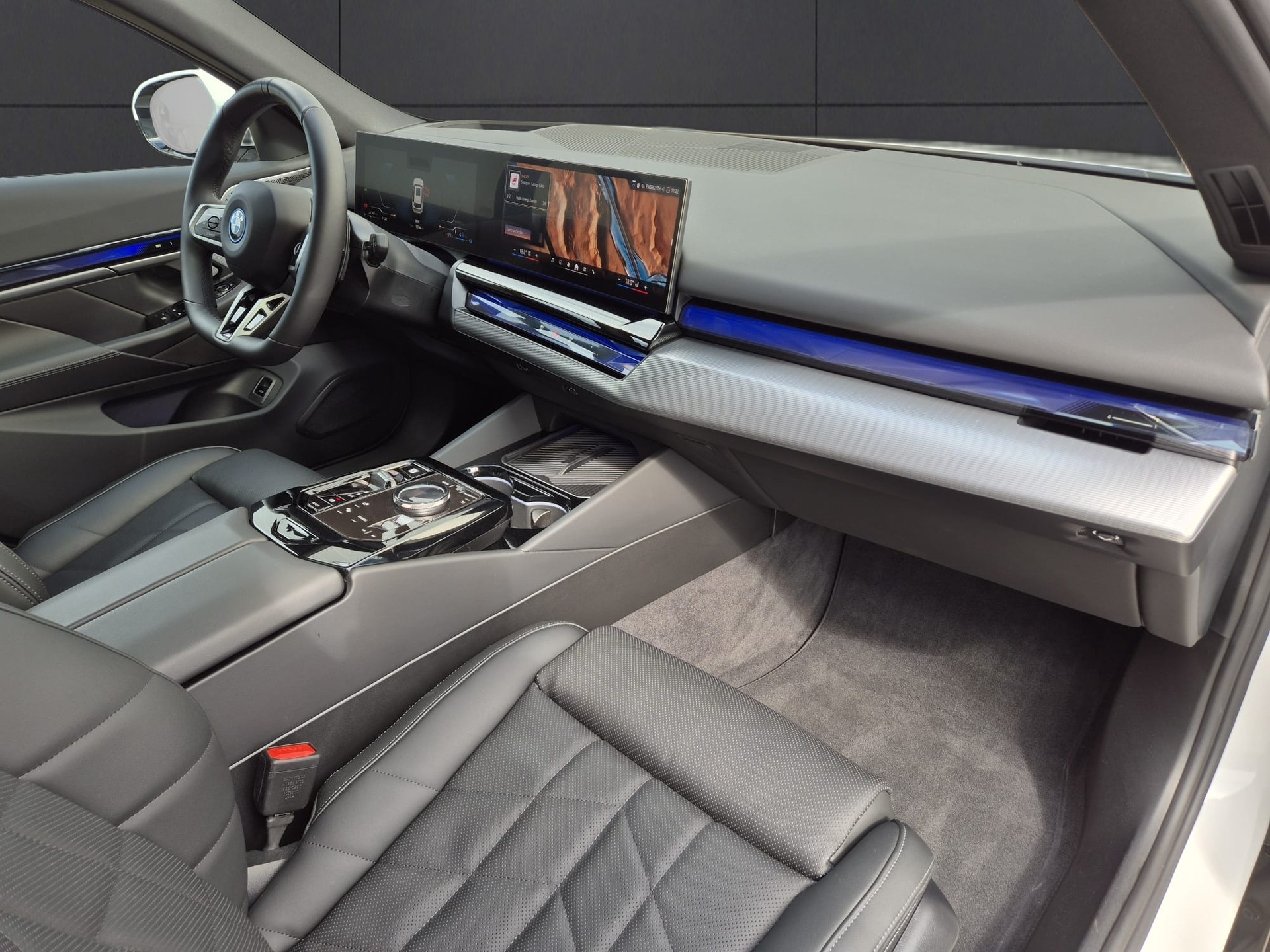 BMW 550e xDrive Touring M Sport Pro Steptronic-image-18