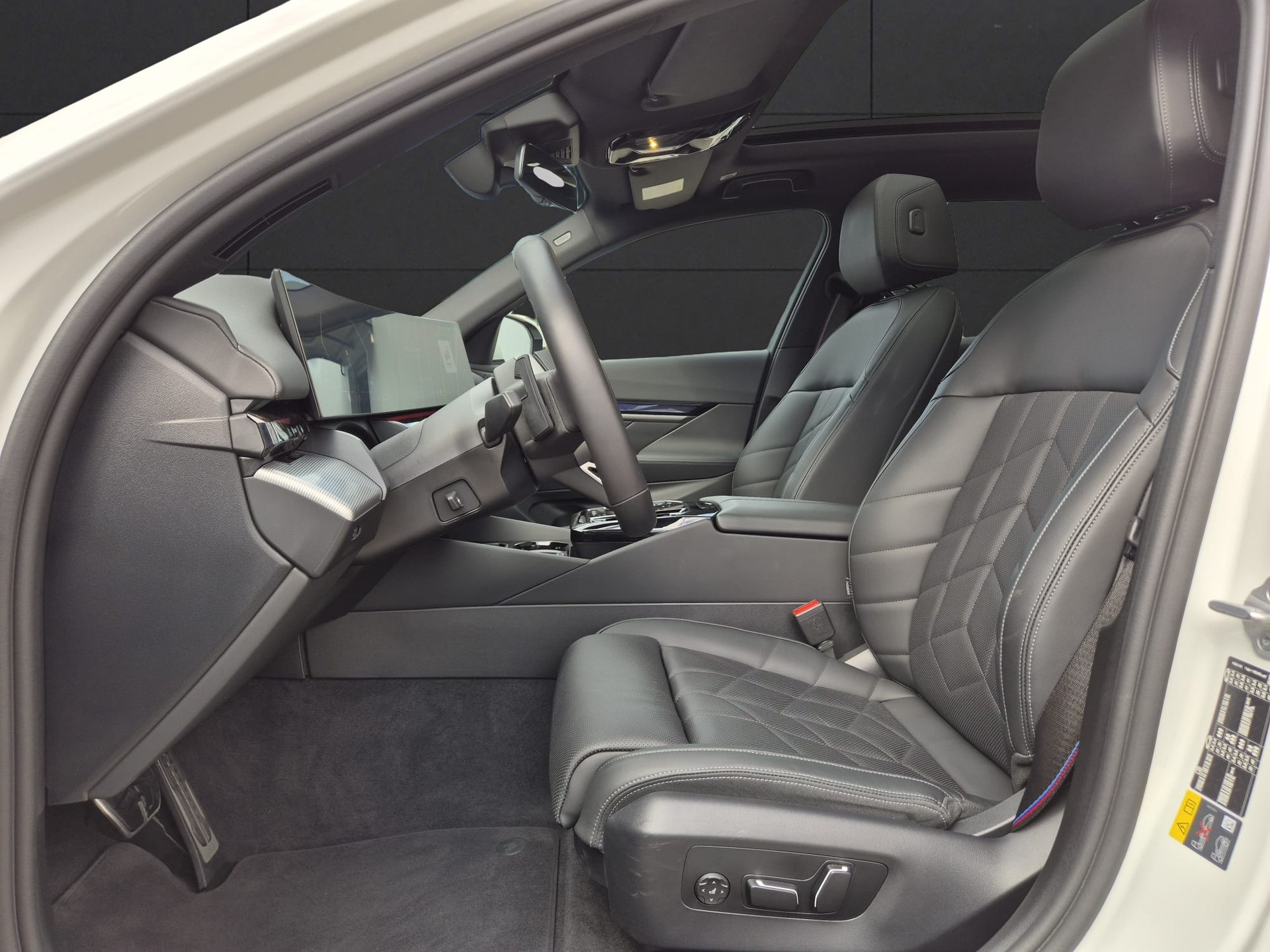 BMW 550e xDrive Touring M Sport Pro Steptronic-image-10