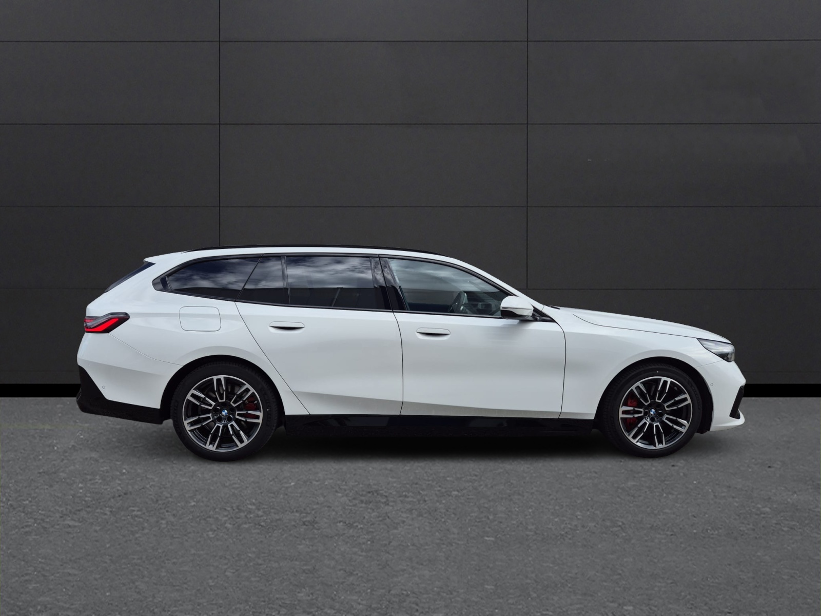 BMW 550e xDrive Touring M Sport Pro Steptronic-image-8