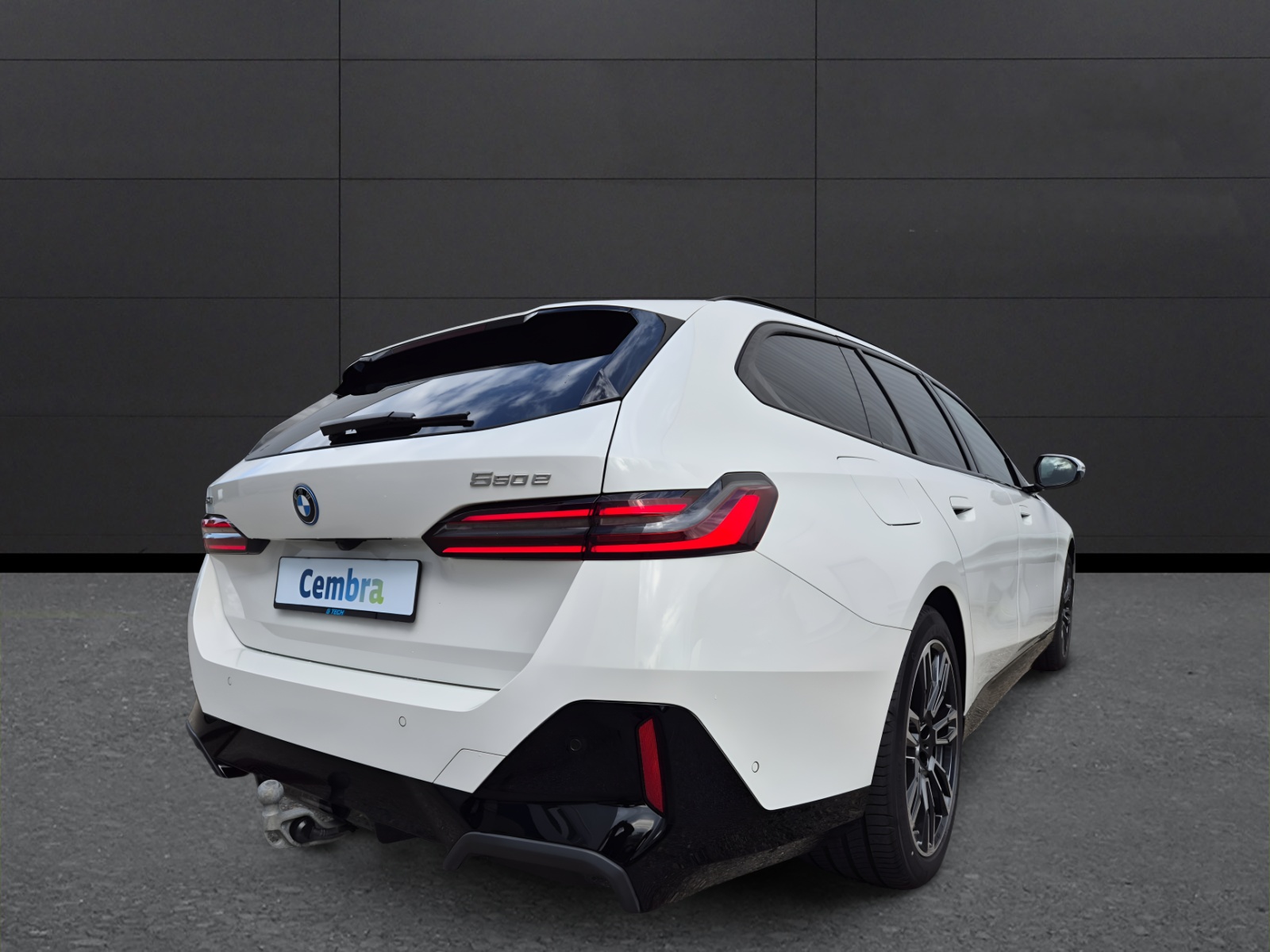 BMW 550e xDrive Touring M Sport Pro Steptronic-image-6