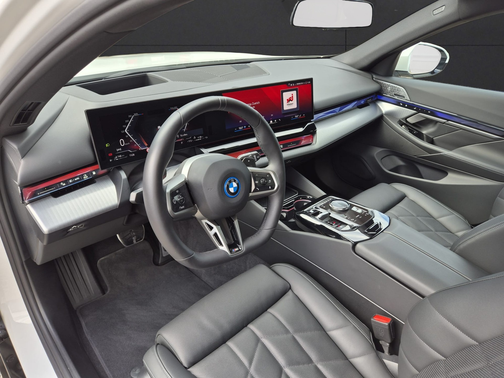 BMW 550e xDrive Touring M Sport Pro Steptronic-image-11