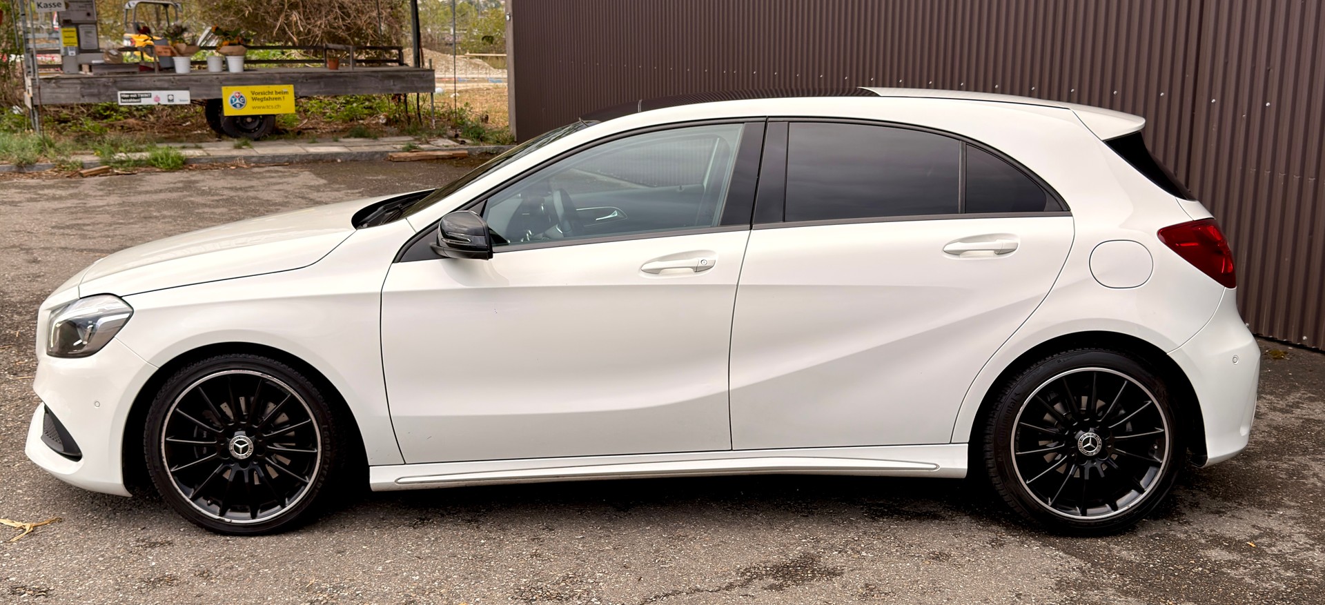 MERCEDES-BENZ A 200 d AMG Line-image-12