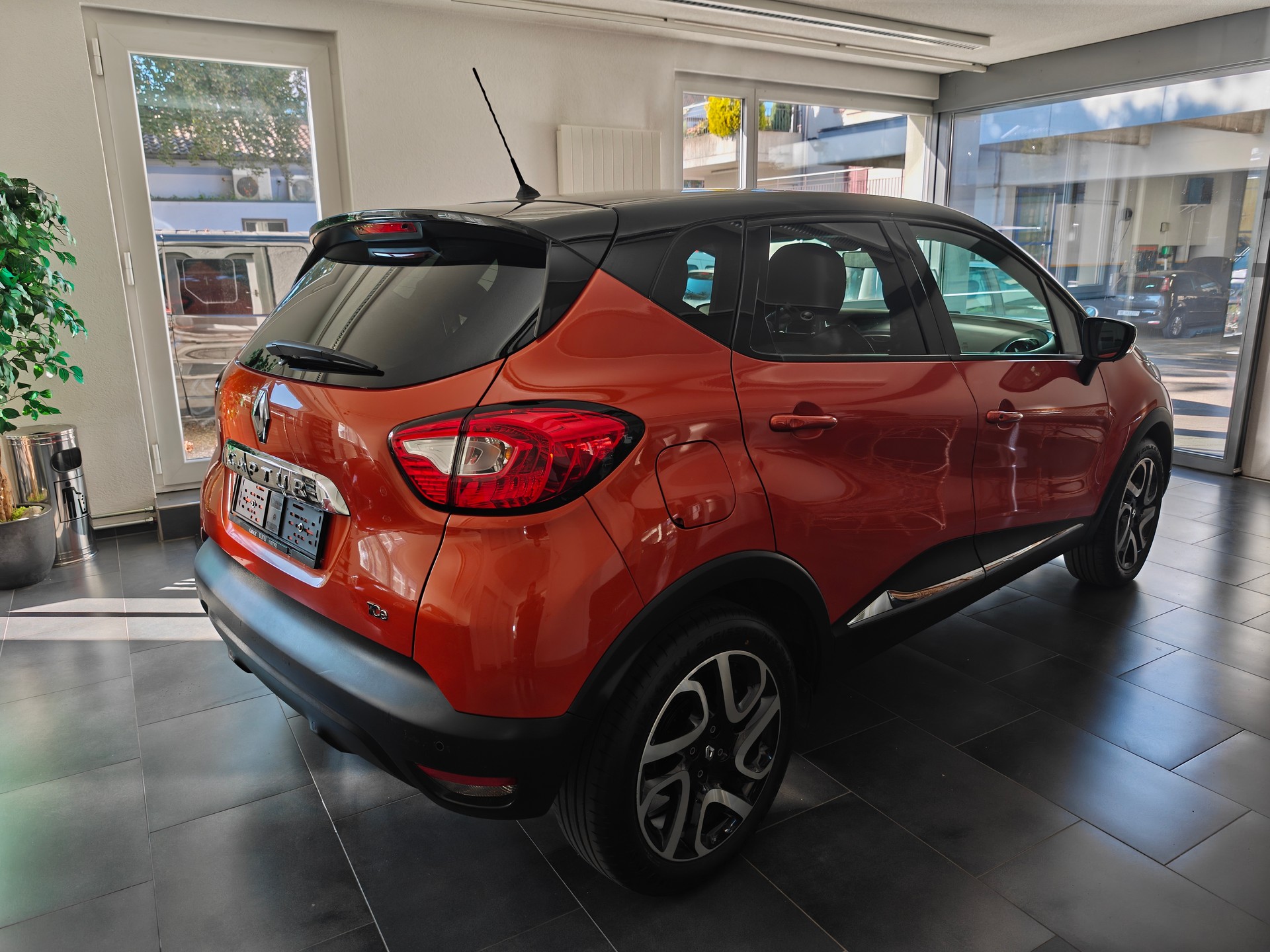 RENAULT Captur 1.2 T 16V Privilège EDC-showroom-element-3