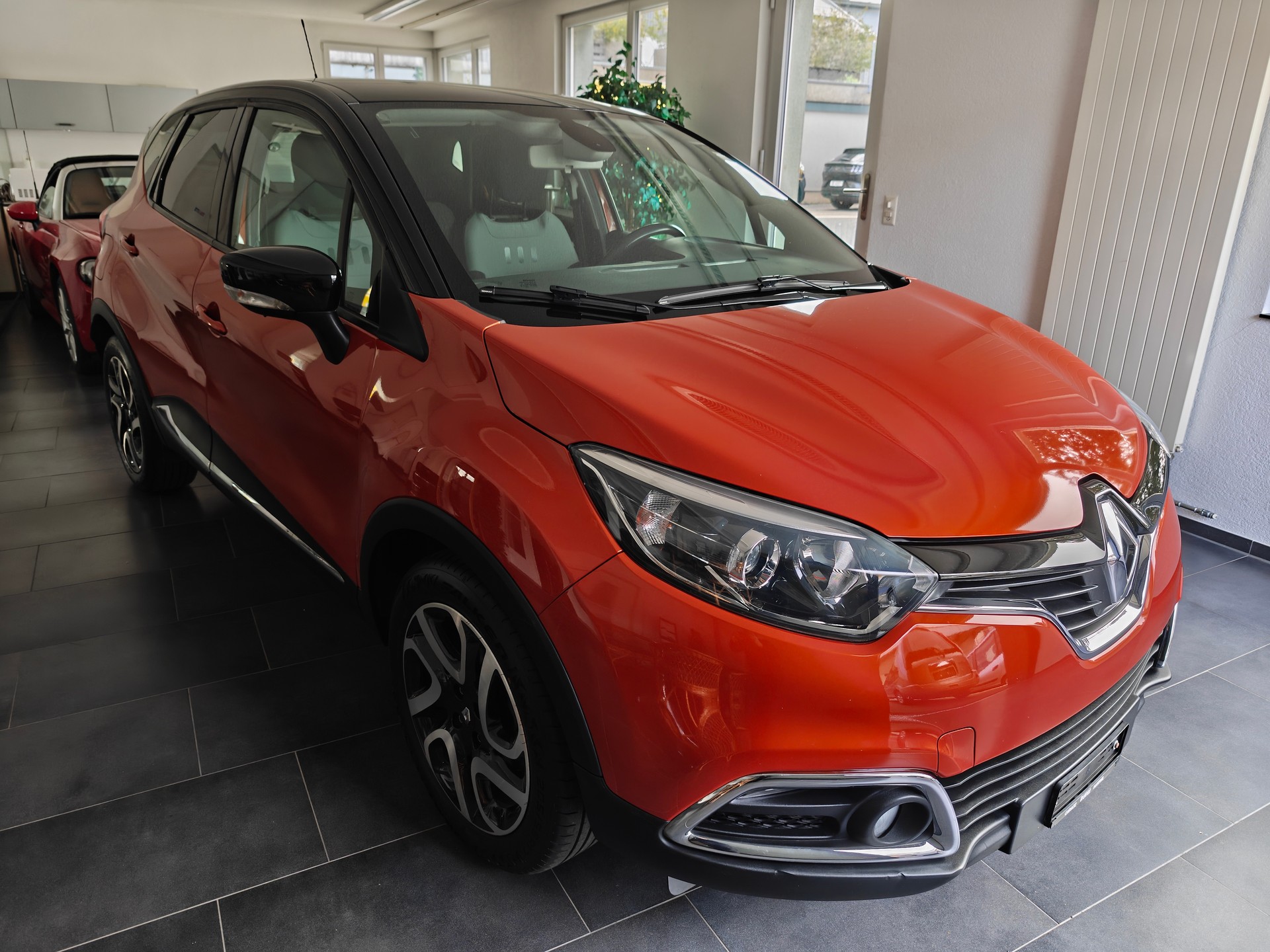 RENAULT Captur 1.2 T 16V Privilège EDC-showroom-element-1