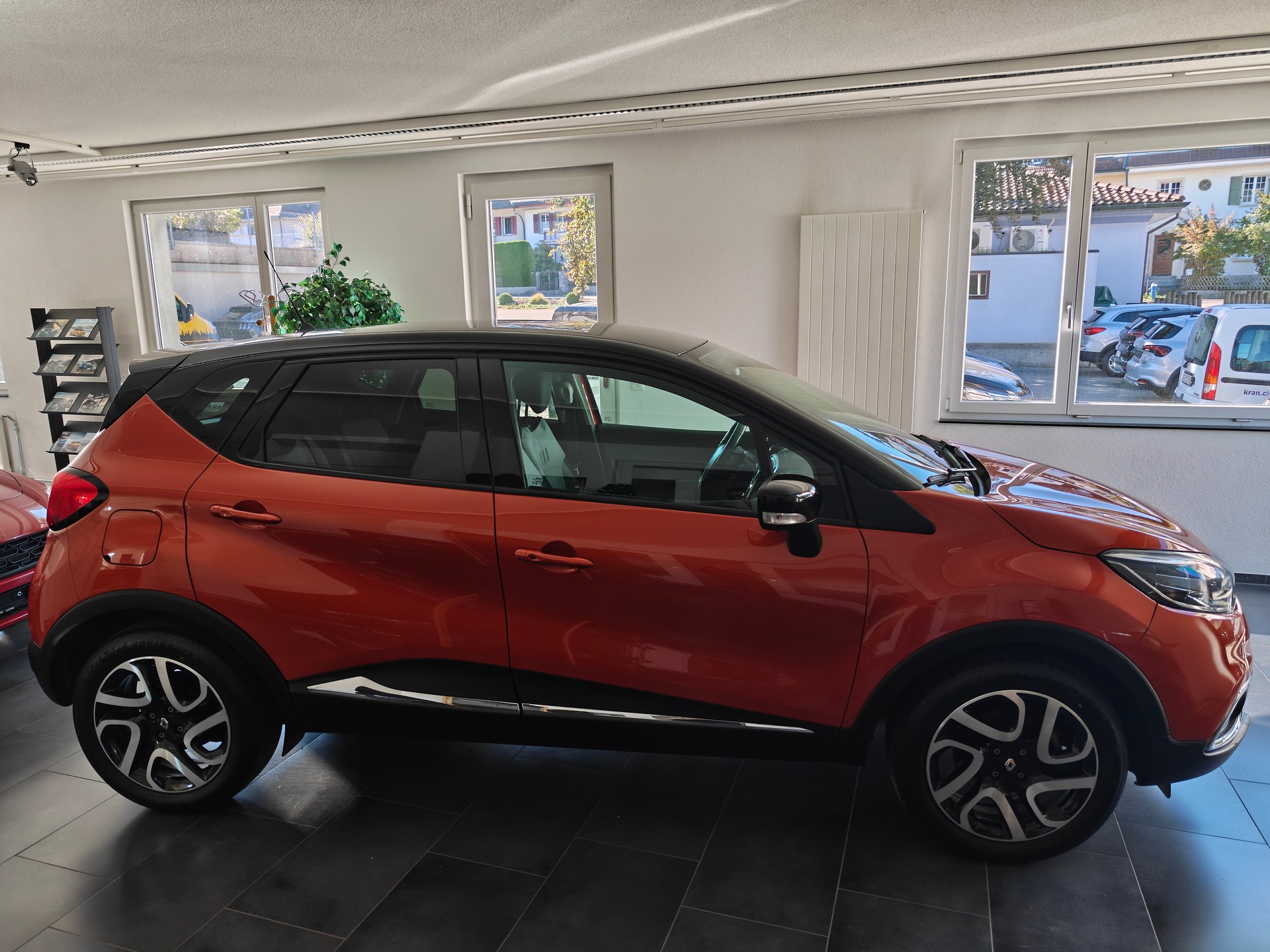RENAULT Captur 1.2 T 16V Privilège EDC-showroom-element-2